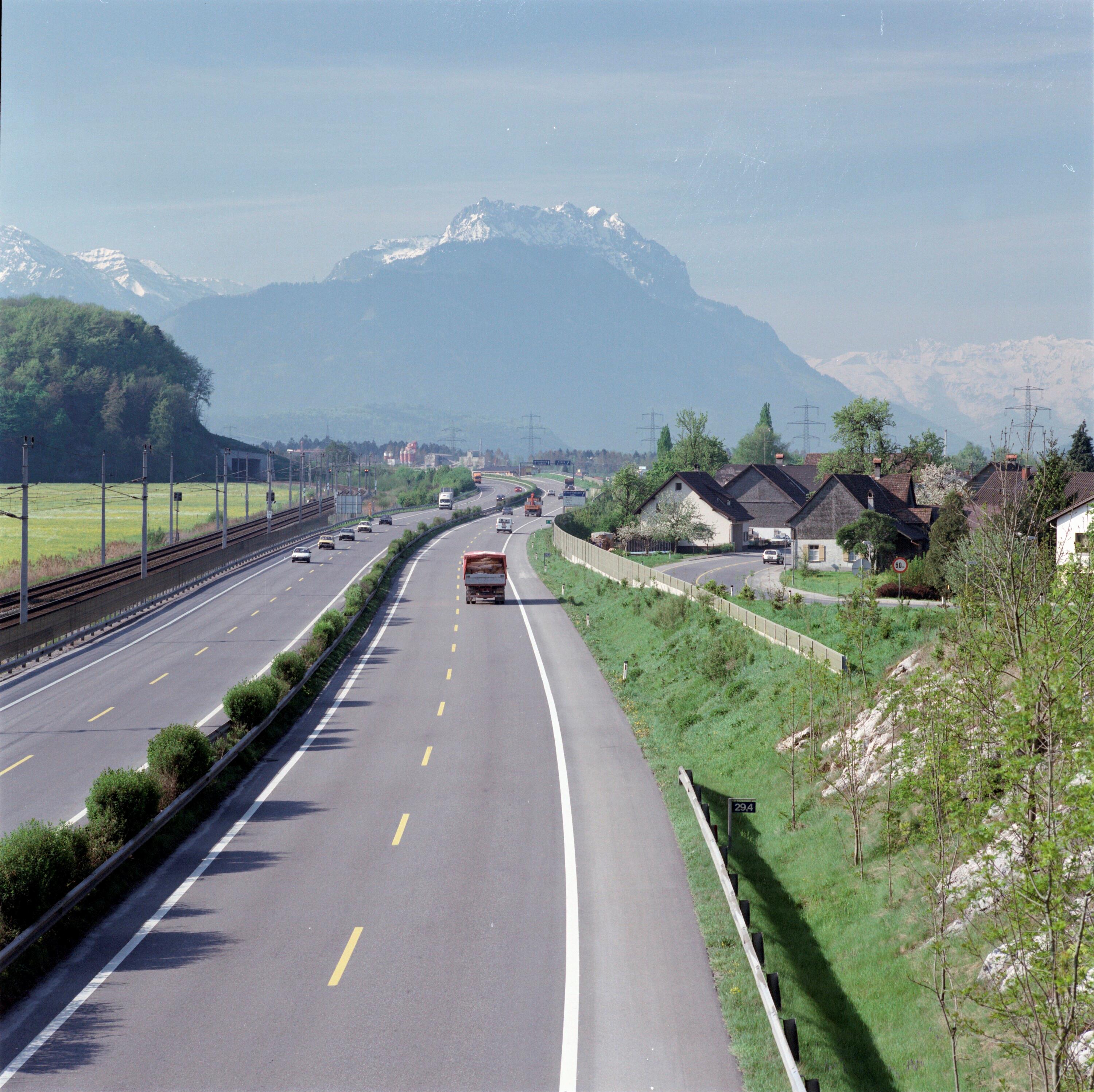 Lärmschutzwand Autobahn></div>


    <hr>
    <div class=