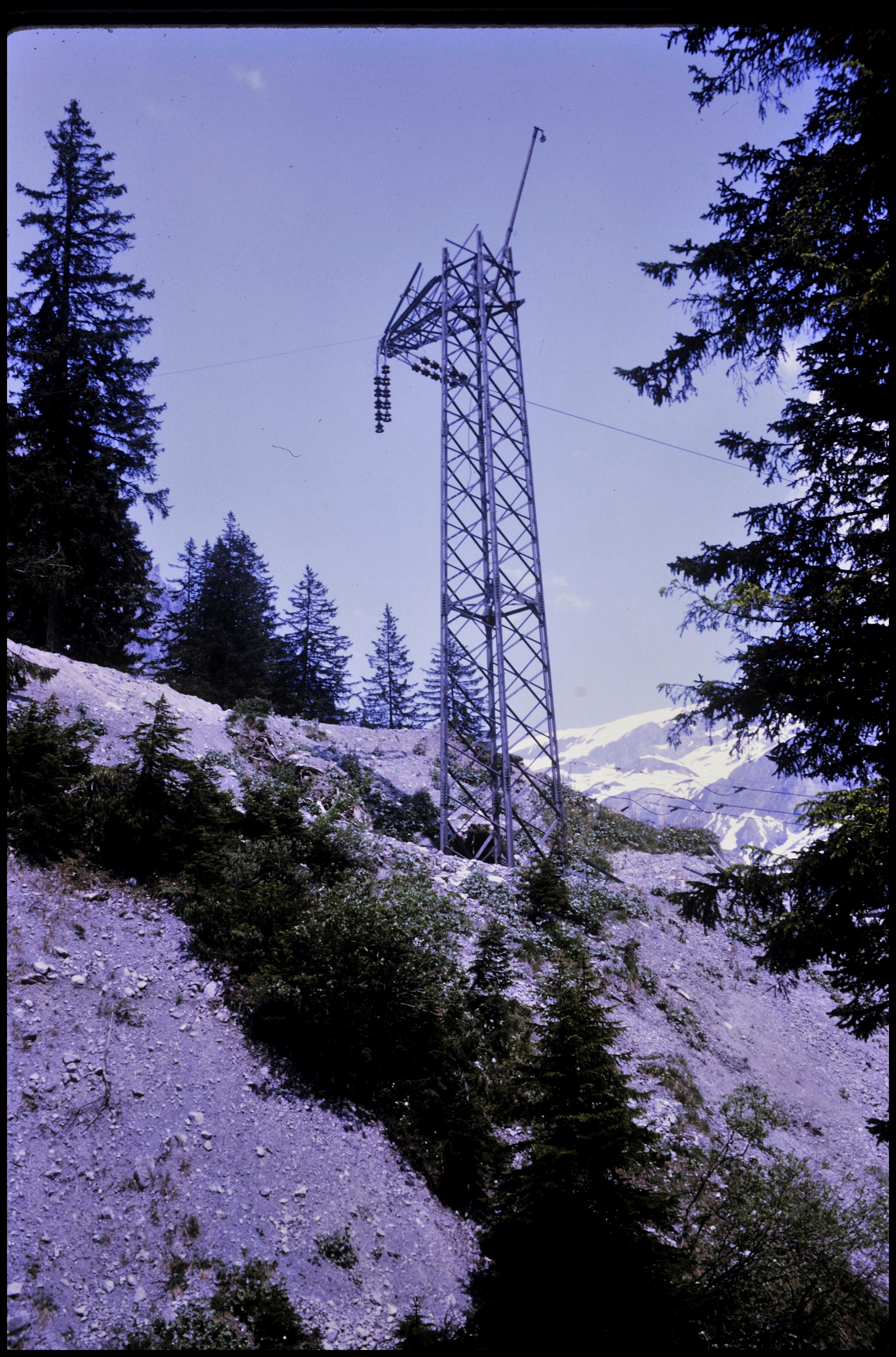 [Klösterle, zerstörter E-Mast durch Bilafogt-Lawine]></div>


    <hr>
    <div class=