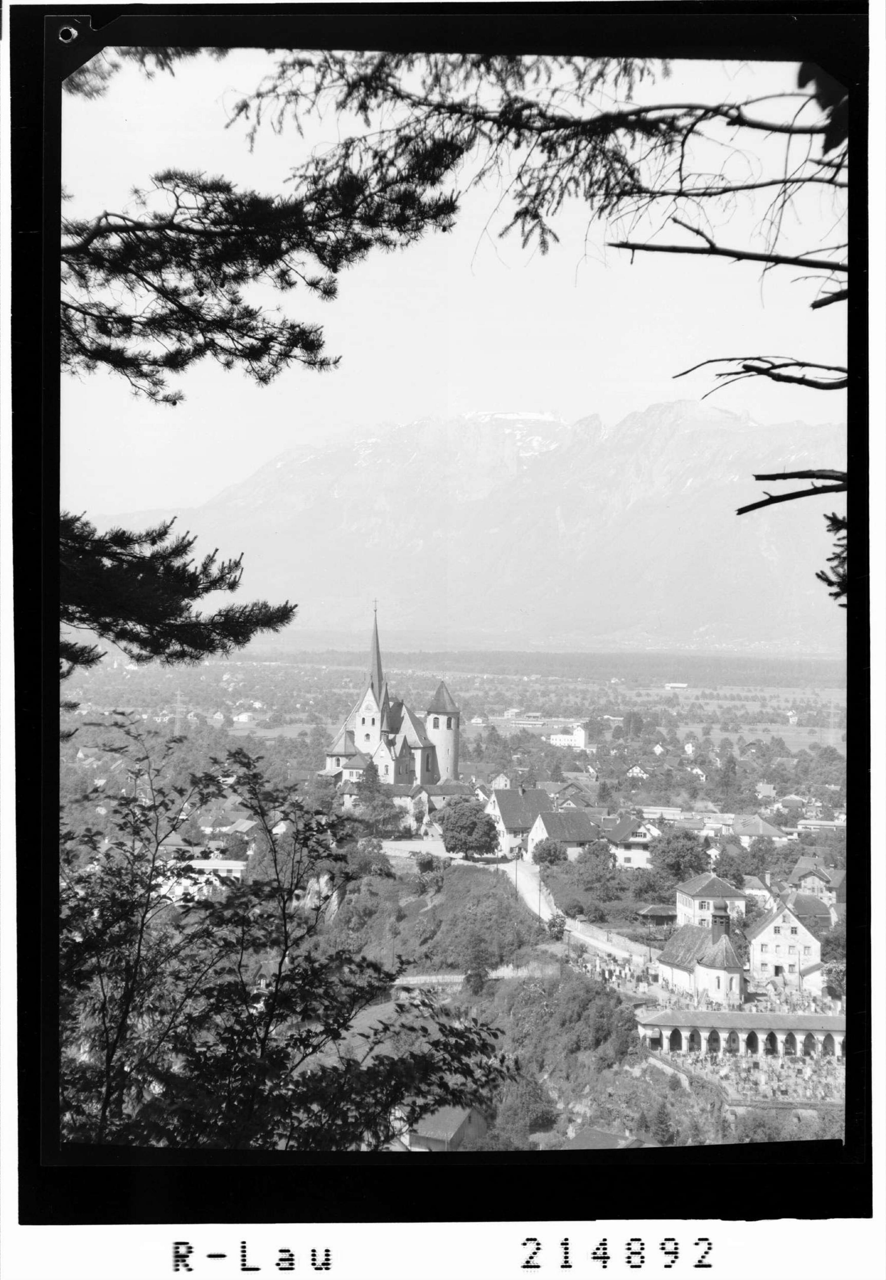 Wallfahrtskirche Rankweil, Vorarlberg gegen Schweizer Berge></div>


    <hr>
    <div class=