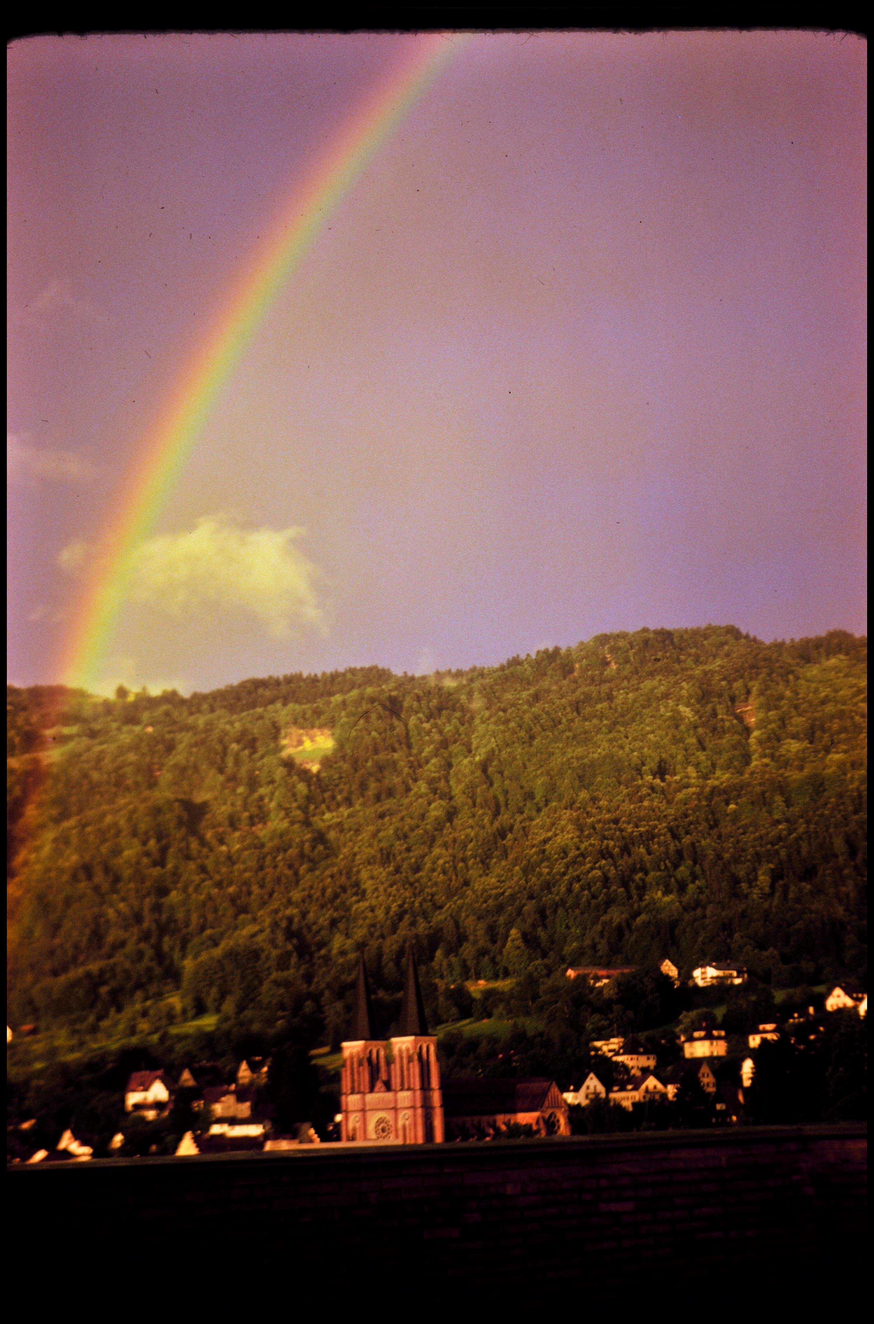 [Bregenz-Lochau, Regenbogen am Bergfuß]></div>


    <hr>
    <div class=