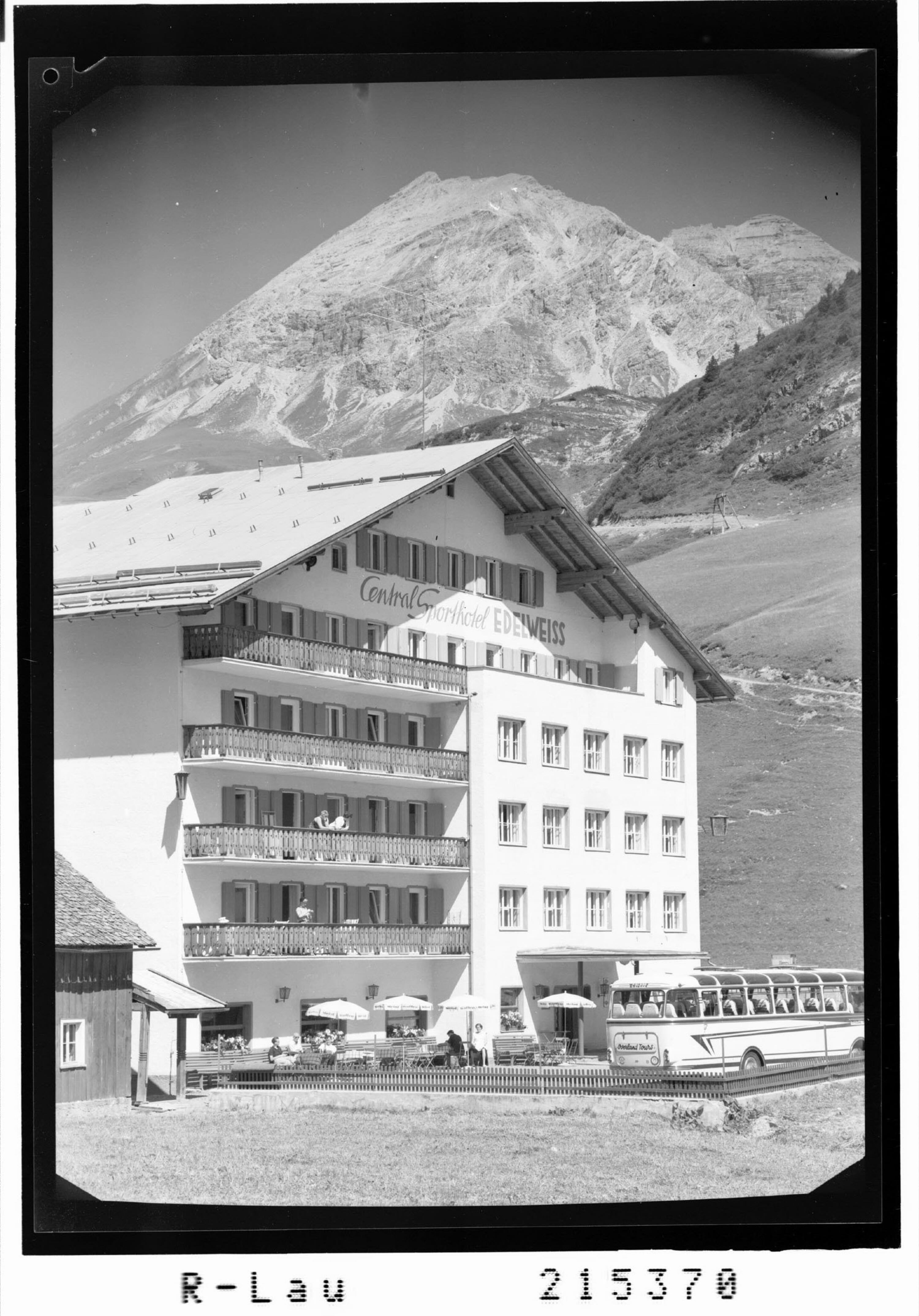 [Hotel Edelweiss in Zürs am Arlberg mit Blick zur Rüfispitze und Gümplespitze]></div>


    <hr>
    <div class=