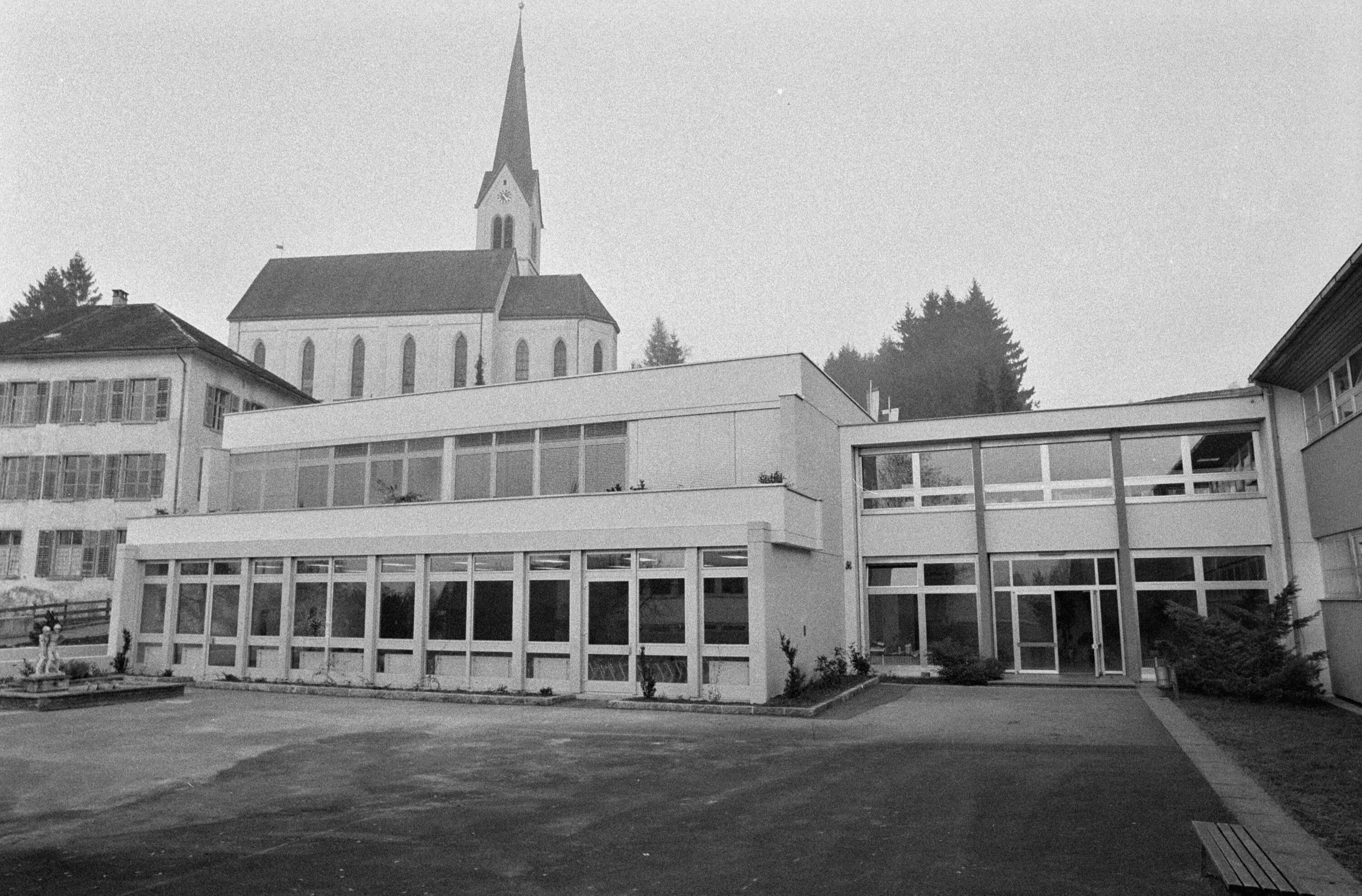 [Kennelbach, Kirche St. Josef und Volksschule]></div>


    <hr>
    <div class=