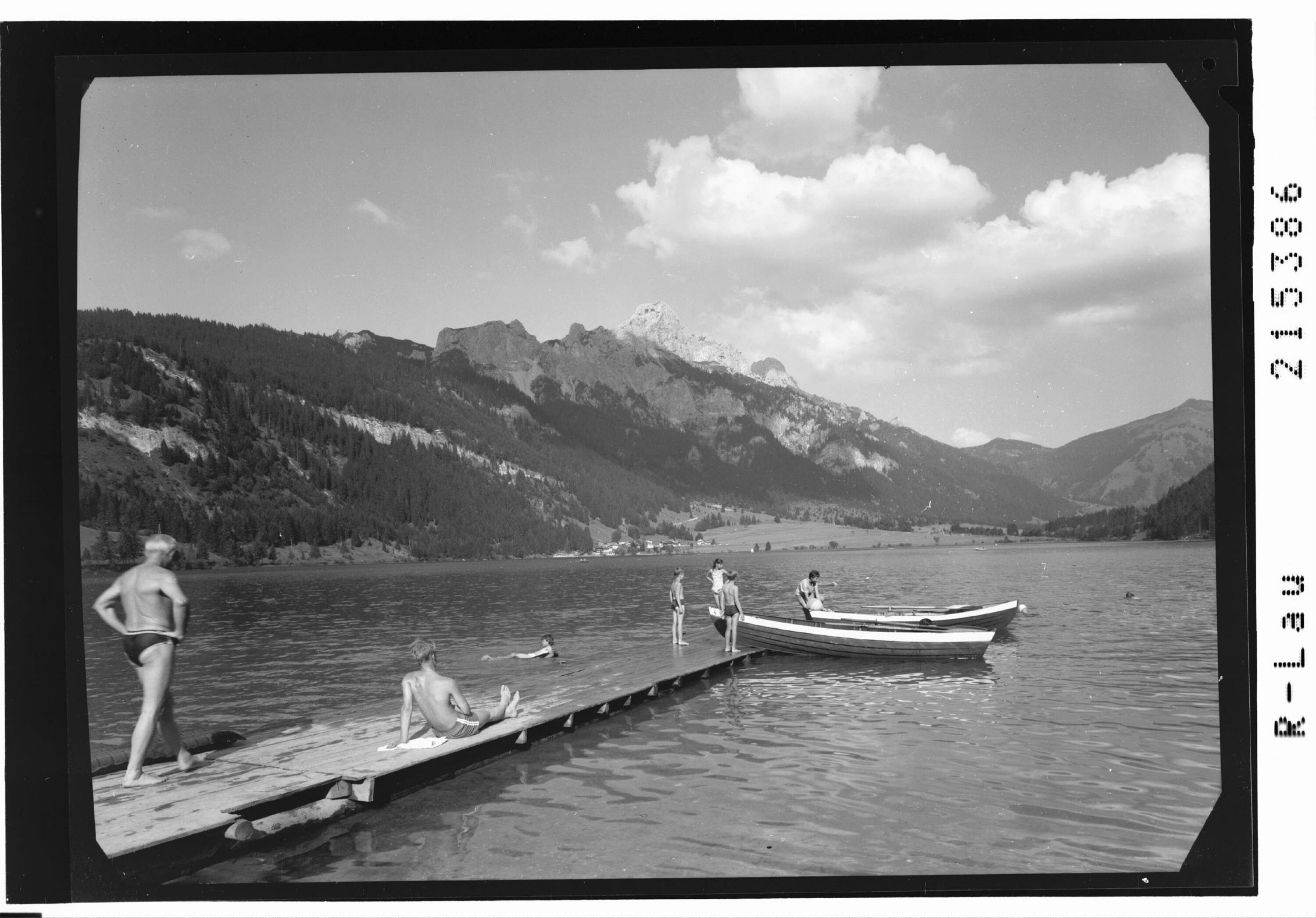 [Blick vom Schwimmbad bei Haldensee auf Haller am Haldensee mit Rote Flüh und Kellenspitze]></div>


    <hr>
    <div class=