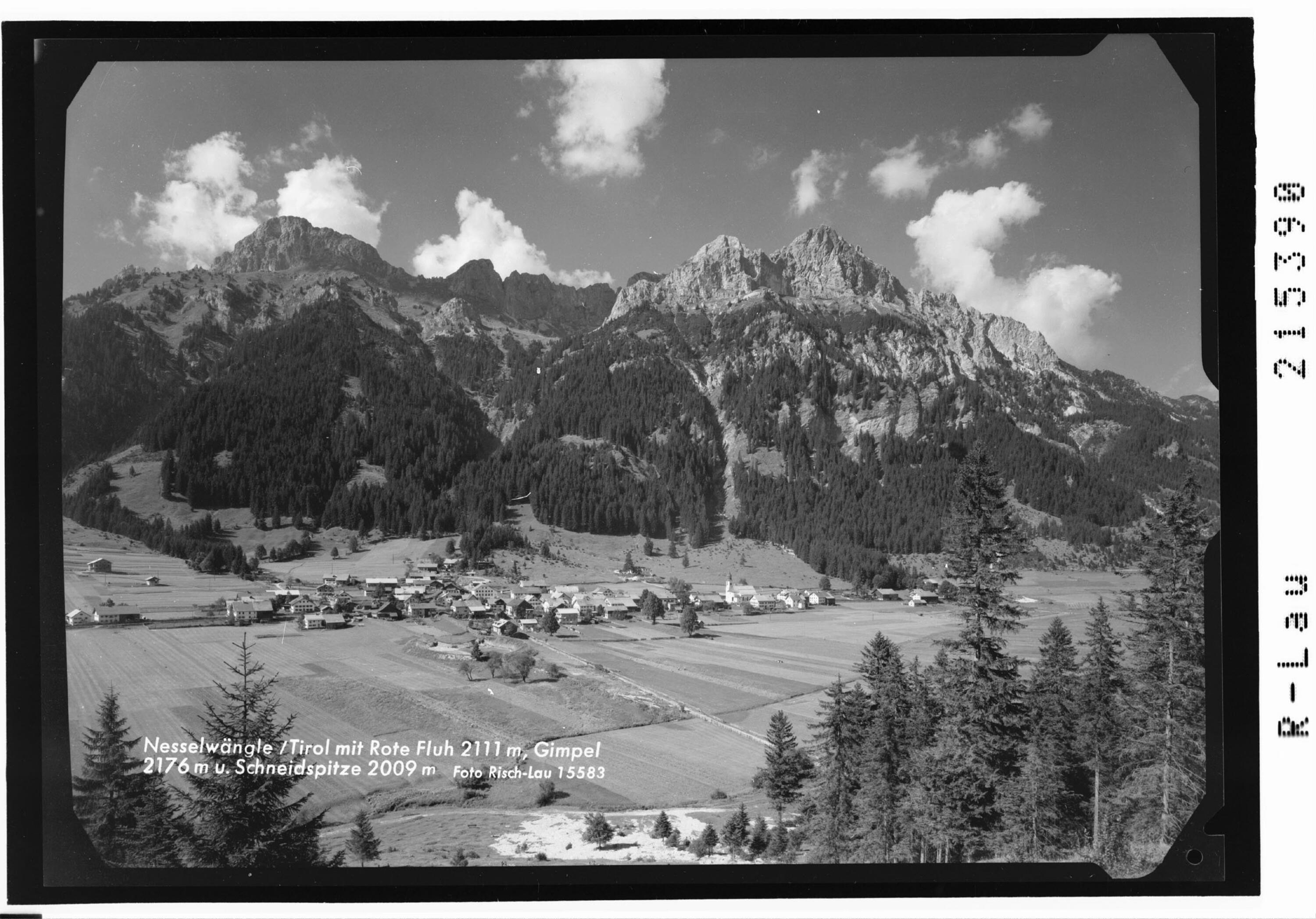 Nesselwängle / Tirol mit Rote Fluh 2111 m, Gimpel 2176 m und Schneidspitze 2009 m></div>


    <hr>
    <div class=