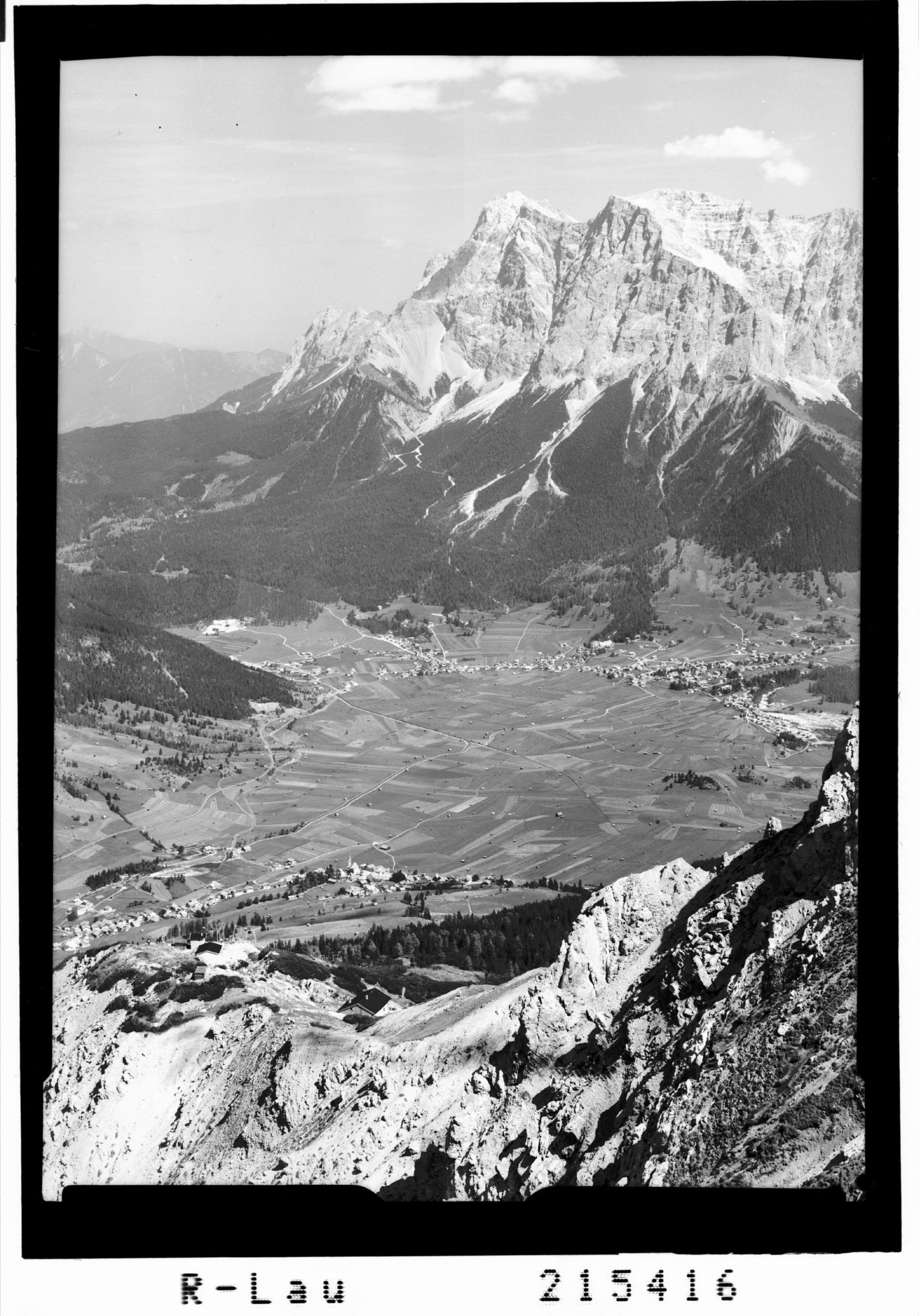 [Blick auf die Grubigsteinhütte mit Lermoos - Ehrwald und Zugspitze]></div>


    <hr>
    <div class=