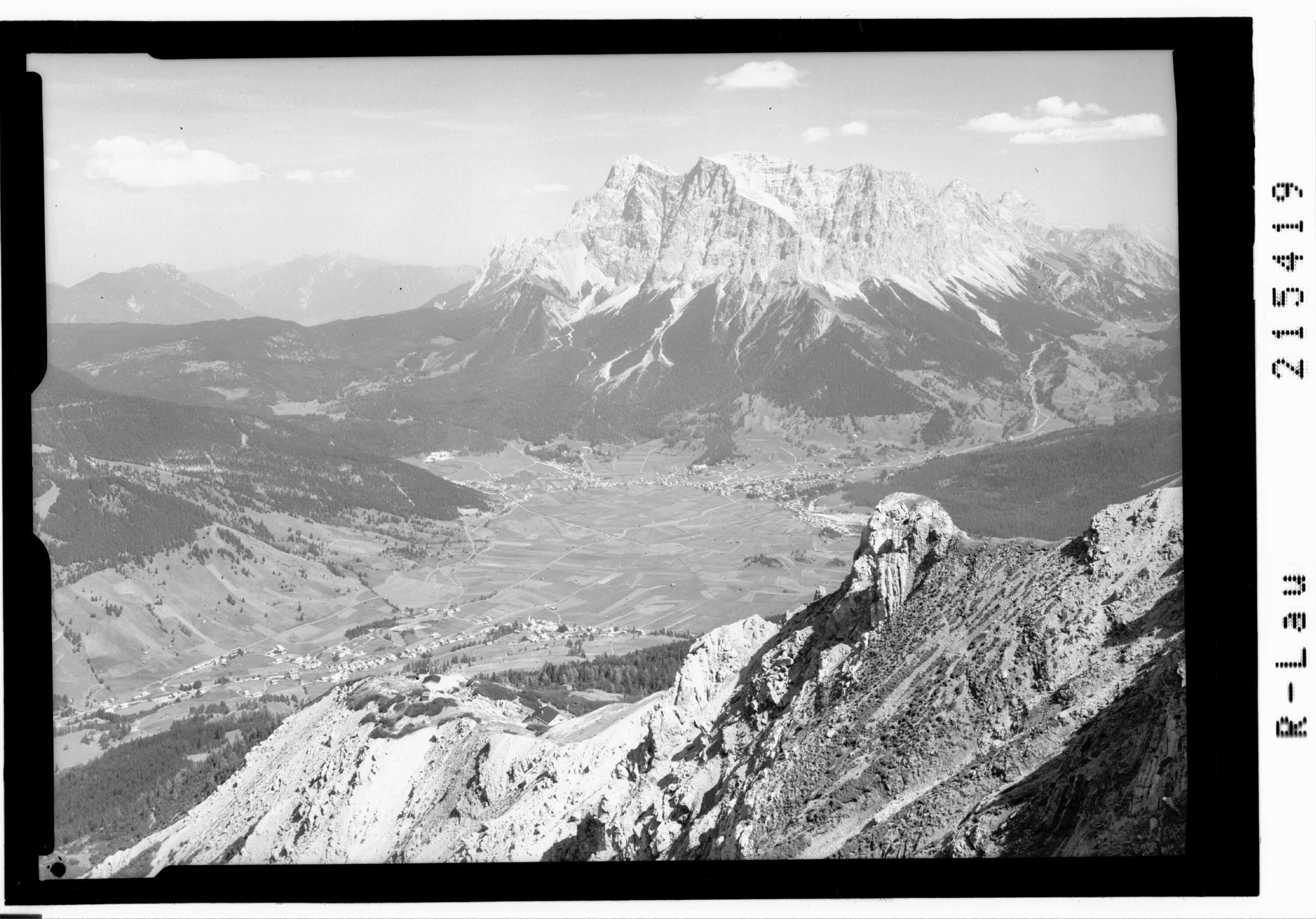Blick auf die Bergstation des Grubigliftes mit Lermoos, Ehrwald und Zugspitze></div>


    <hr>
    <div class=