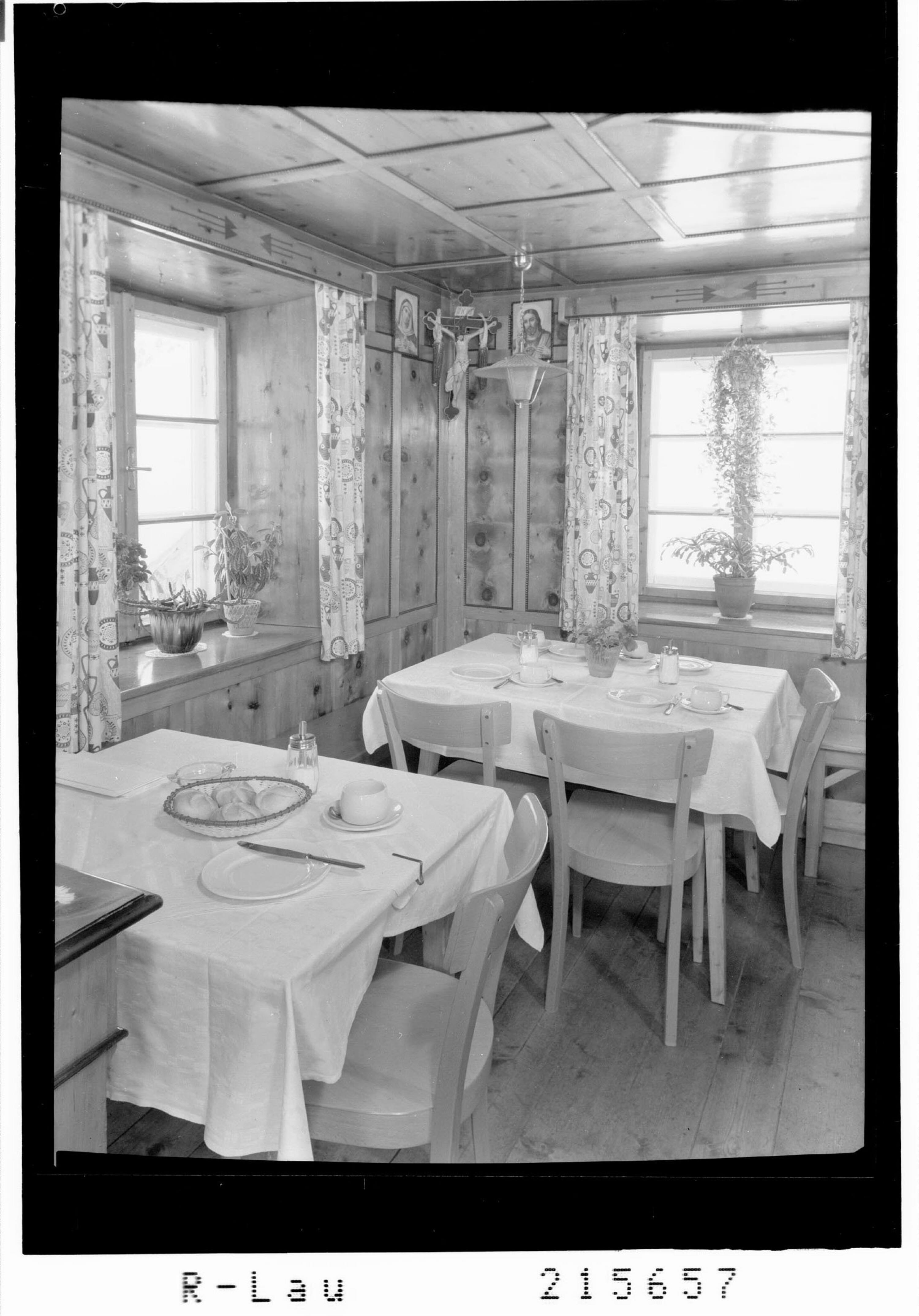 [Frühstückszimmer in der Pension zur schönen Aussicht in Plangeross im Pitztal / Tirol]></div>


    <hr>
    <div class=