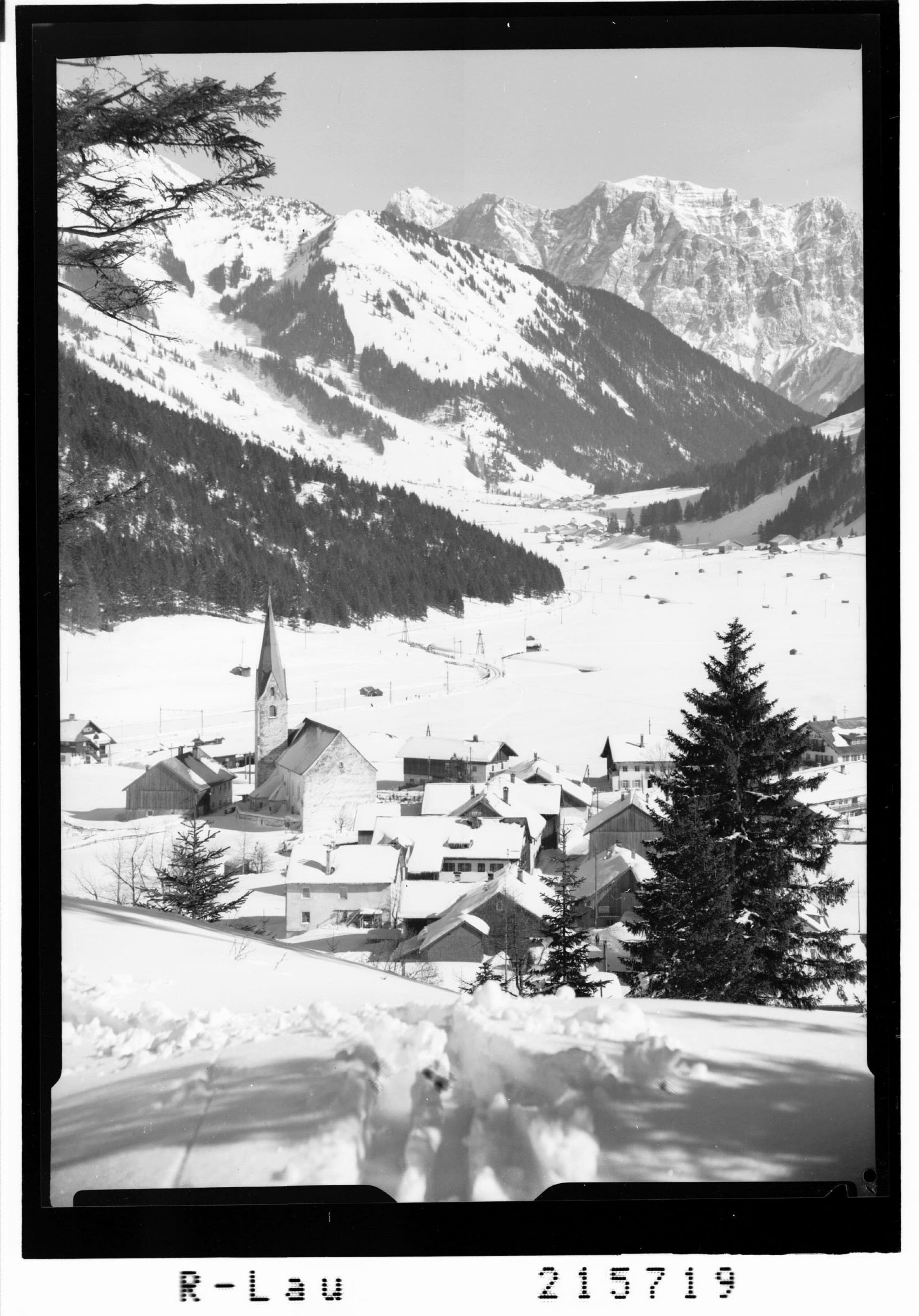 Bichlbach in Tirol gegen Zugspitze 2963 m></div>


    <hr>
    <div class=