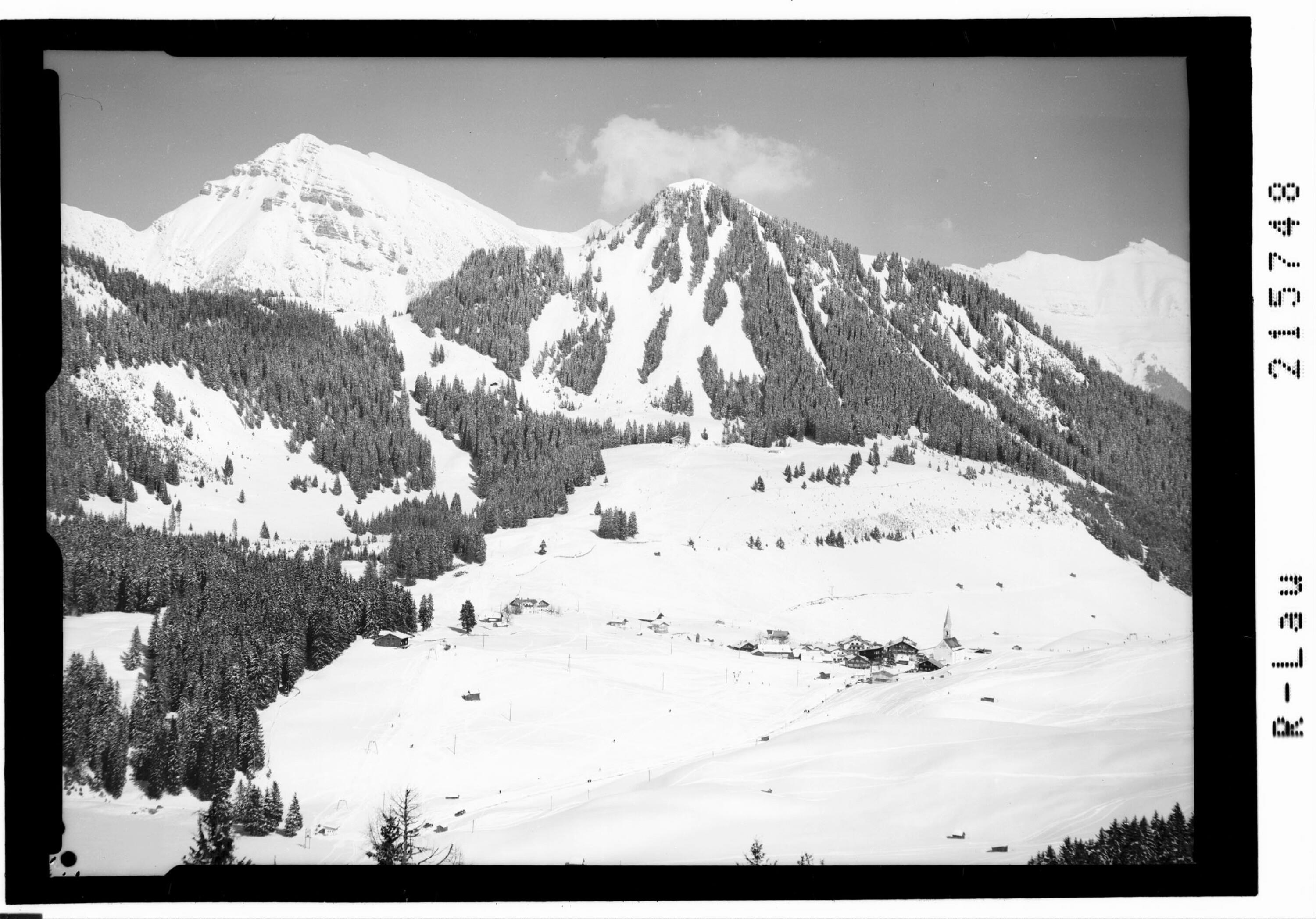Berwang in Tirol 1336 m mit Zingerstein 2205 m und Alpkopf></div>


    <hr>
    <div class=