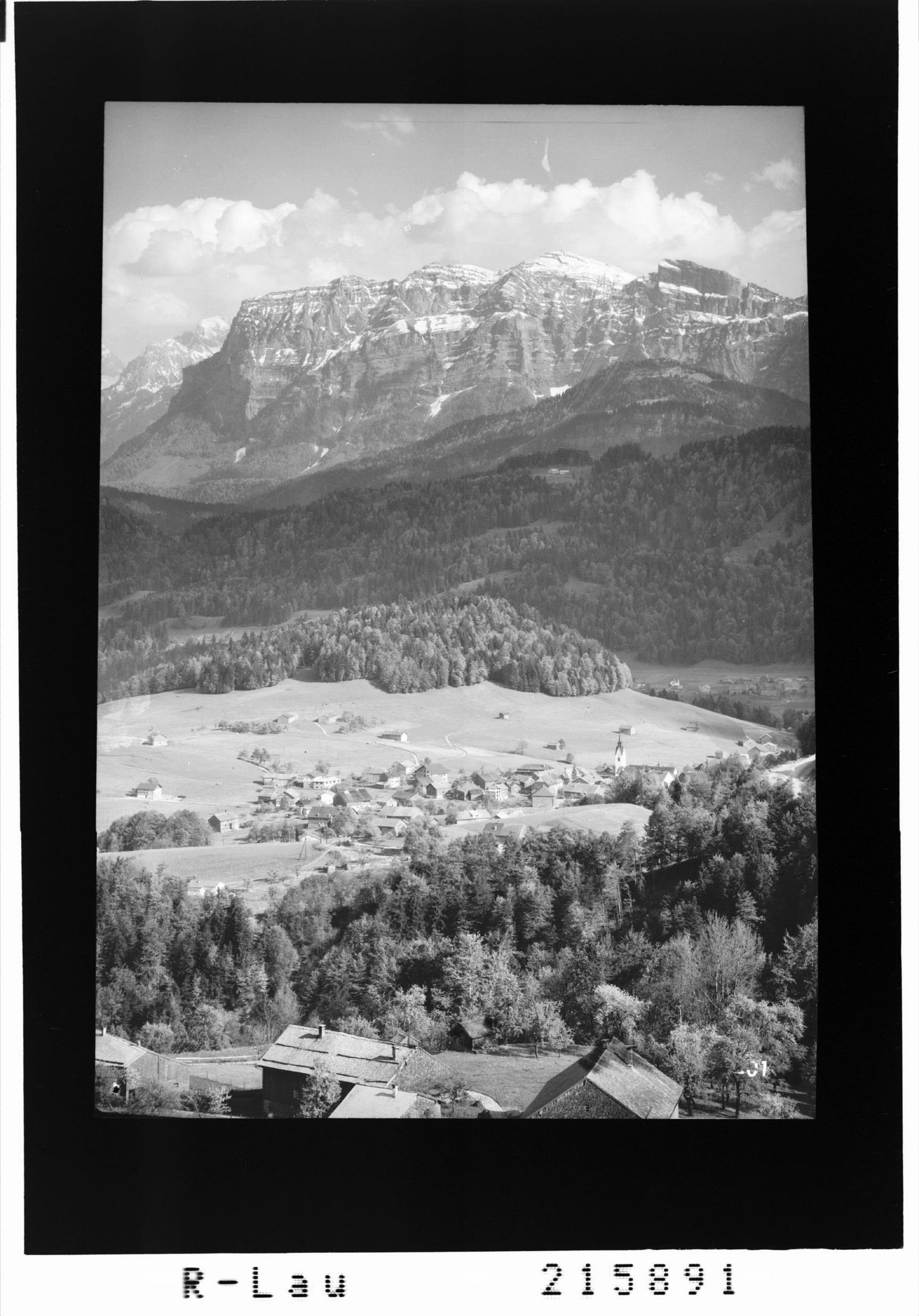 Schwarzenberg im Bregenzerwald Vorarlberg, mit Kanisfluh 2047 m></div>


    <hr>
    <div class=