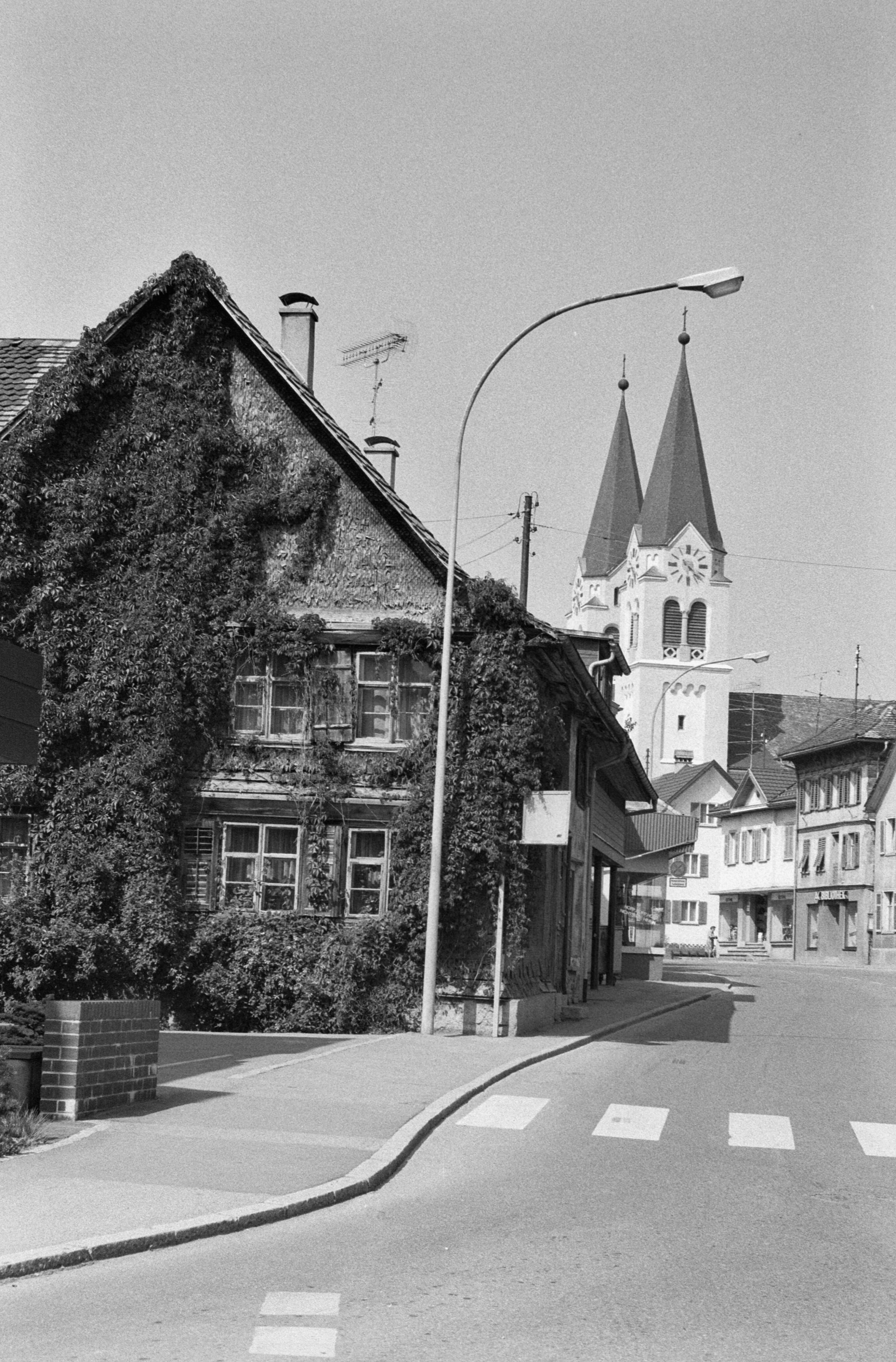 [Götzis Hauptstraße Richtung St. Ulrichs Kirche]></div>


    <hr>
    <div class=