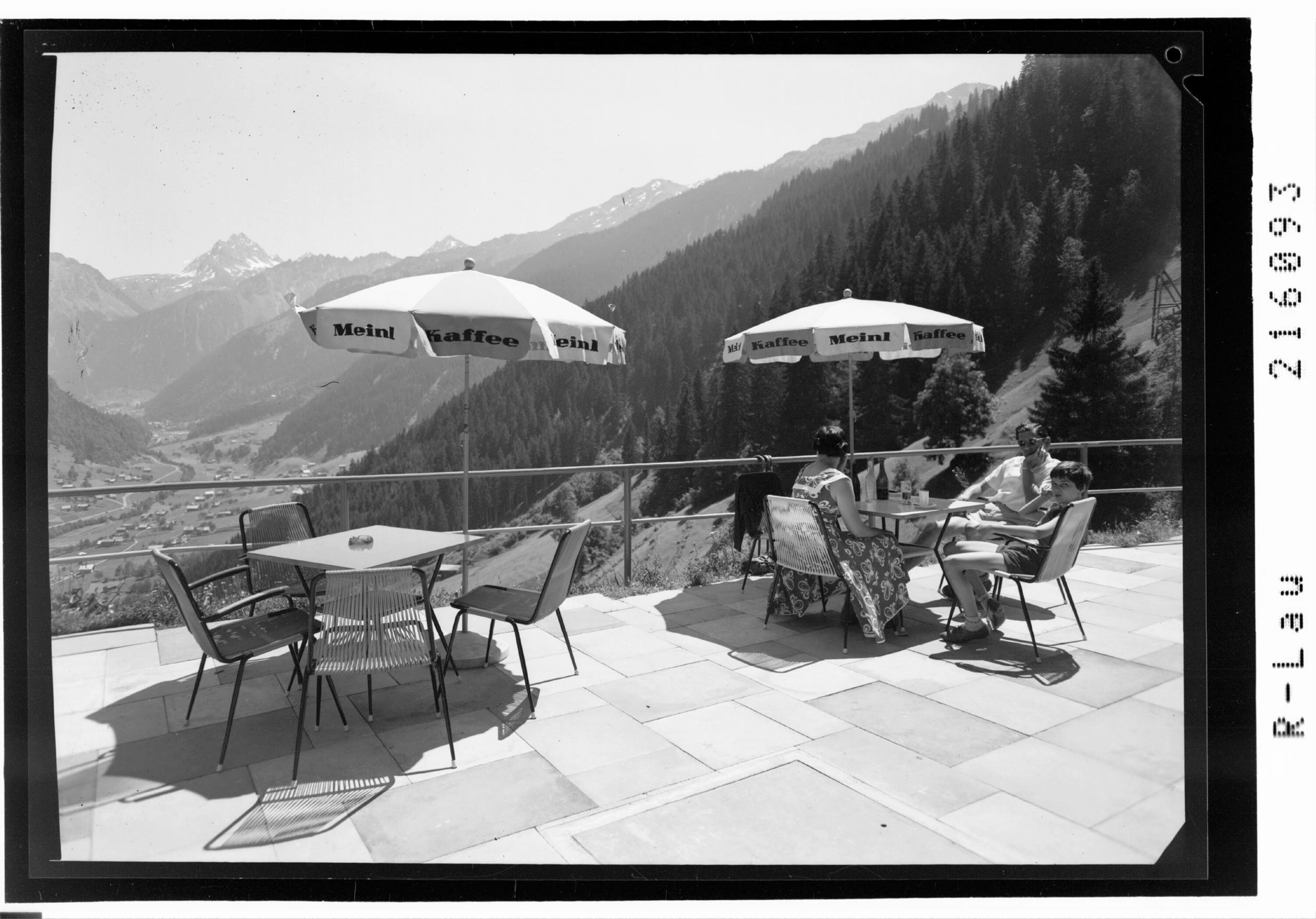 [Blick von der Terrasse des Hotel Versettla bei Gaschurn im Montafon zur Vallüla]></div>


    <hr>
    <div class=