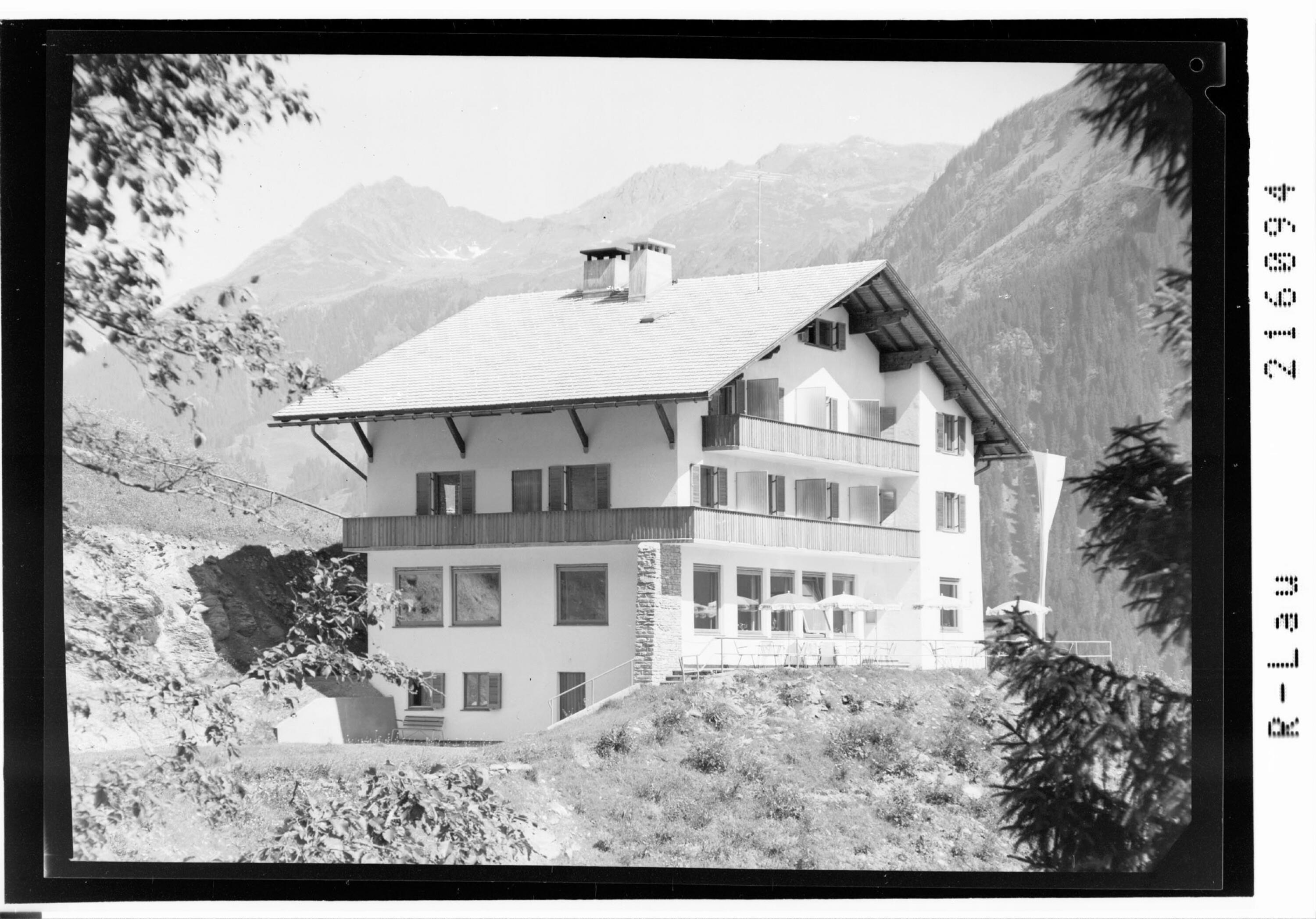 [Hotel Versettla bei Gaschurn im Montafon mit Blick zum Scheimersch und zum Pizzeguter Grat]></div>


    <hr>
    <div class=