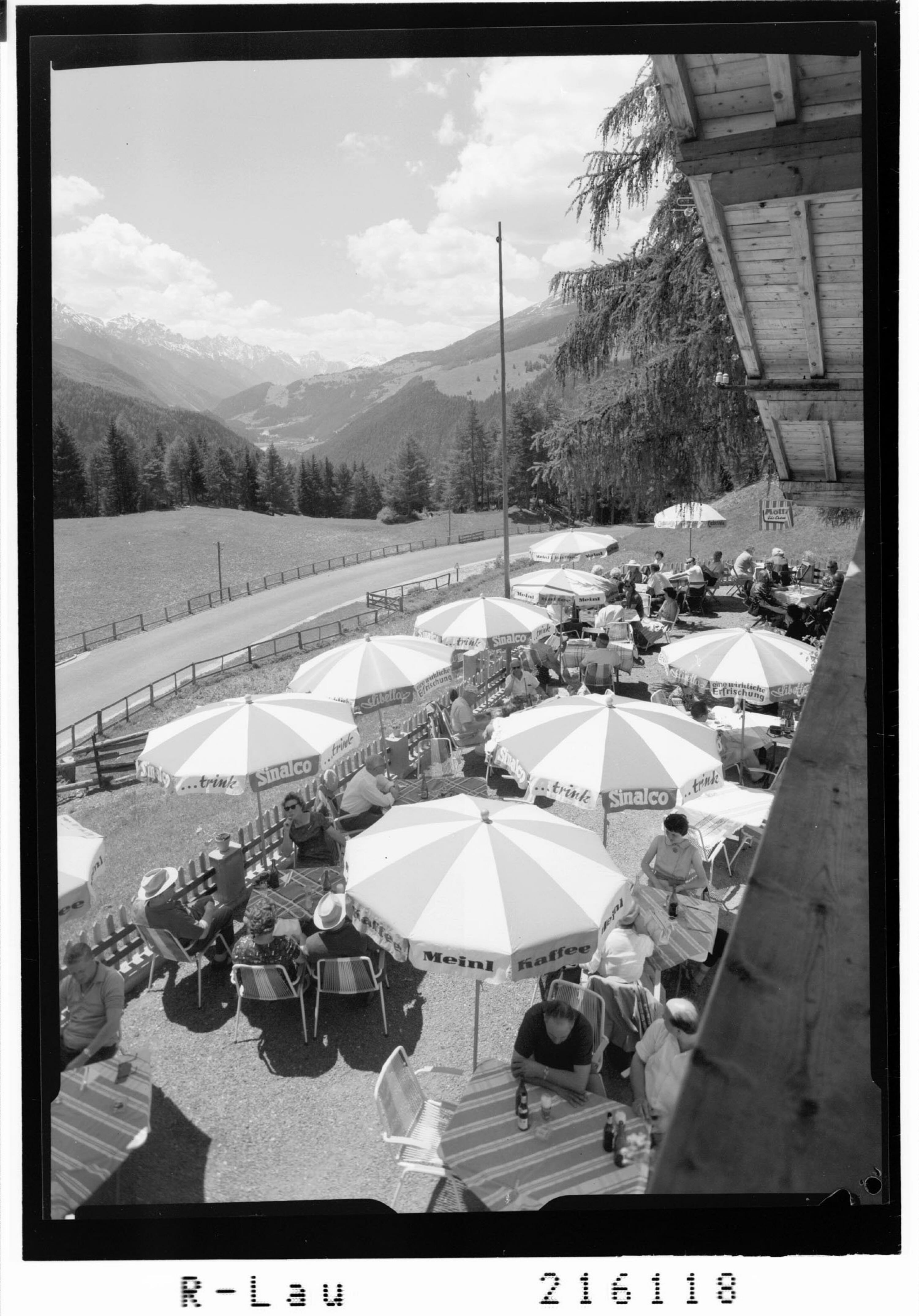 [Blick von der Terrasse des Gasthauses Norbertshöhe bei Nauders in Tirol gegen Sesvennagruppe und Unterengadin]></div>


    <hr>
    <div class=