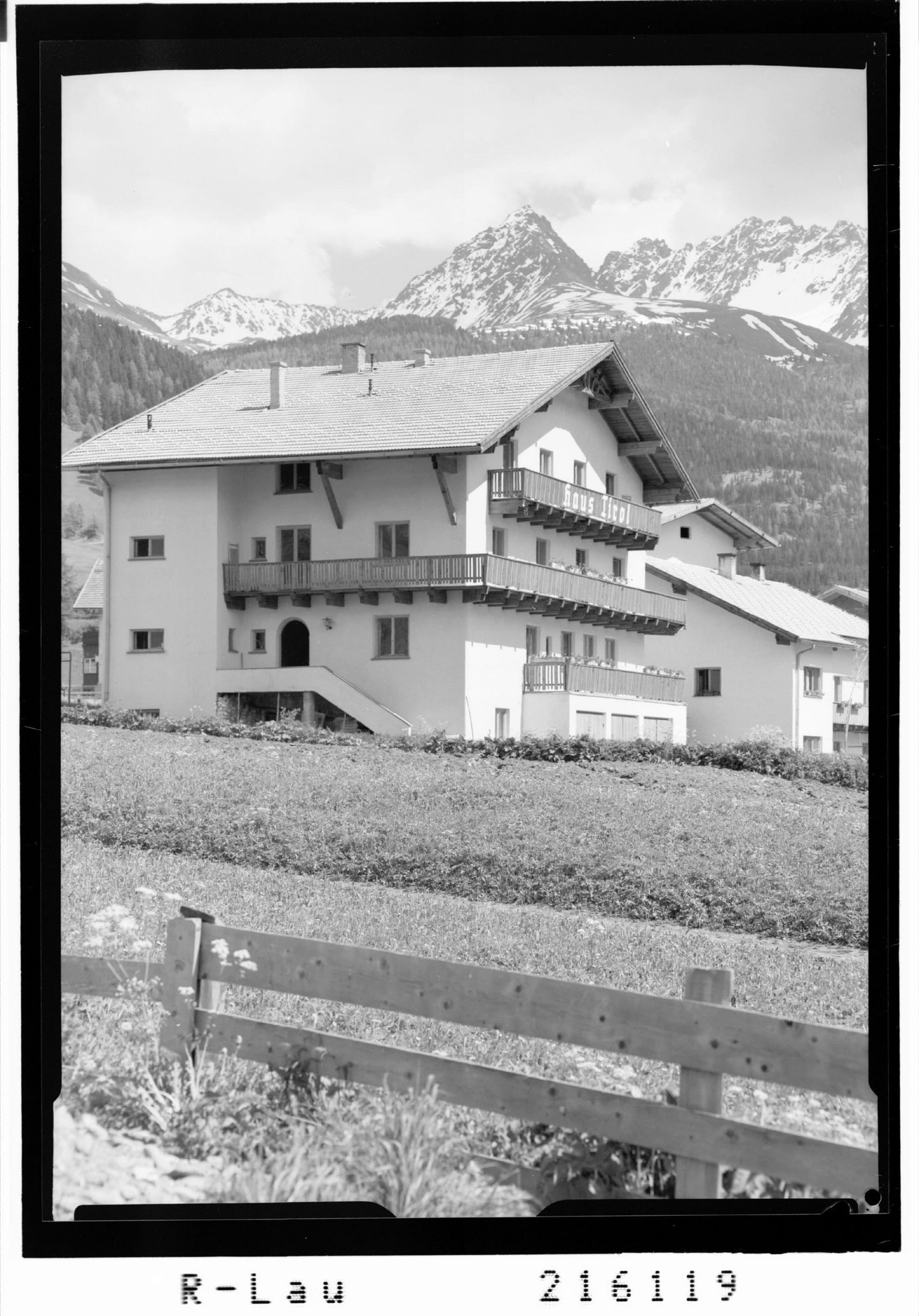 [Haus Tirol in Nauders in Tirol gegen Mitterkopf und Plamorderspitze]></div>


    <hr>
    <div class=