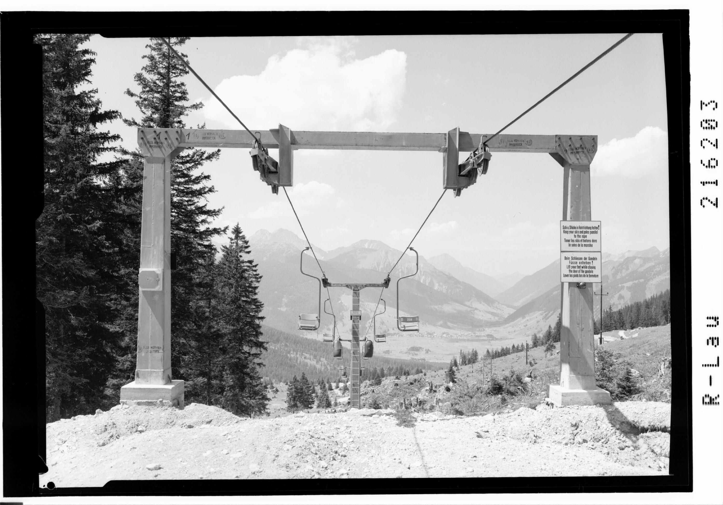 Sessellift Ehrwalder Alm 1000-1493 m, Blick gegen Lermoos, Gartnerwand und Thaneller 2343 m></div>


    <hr>
    <div class=