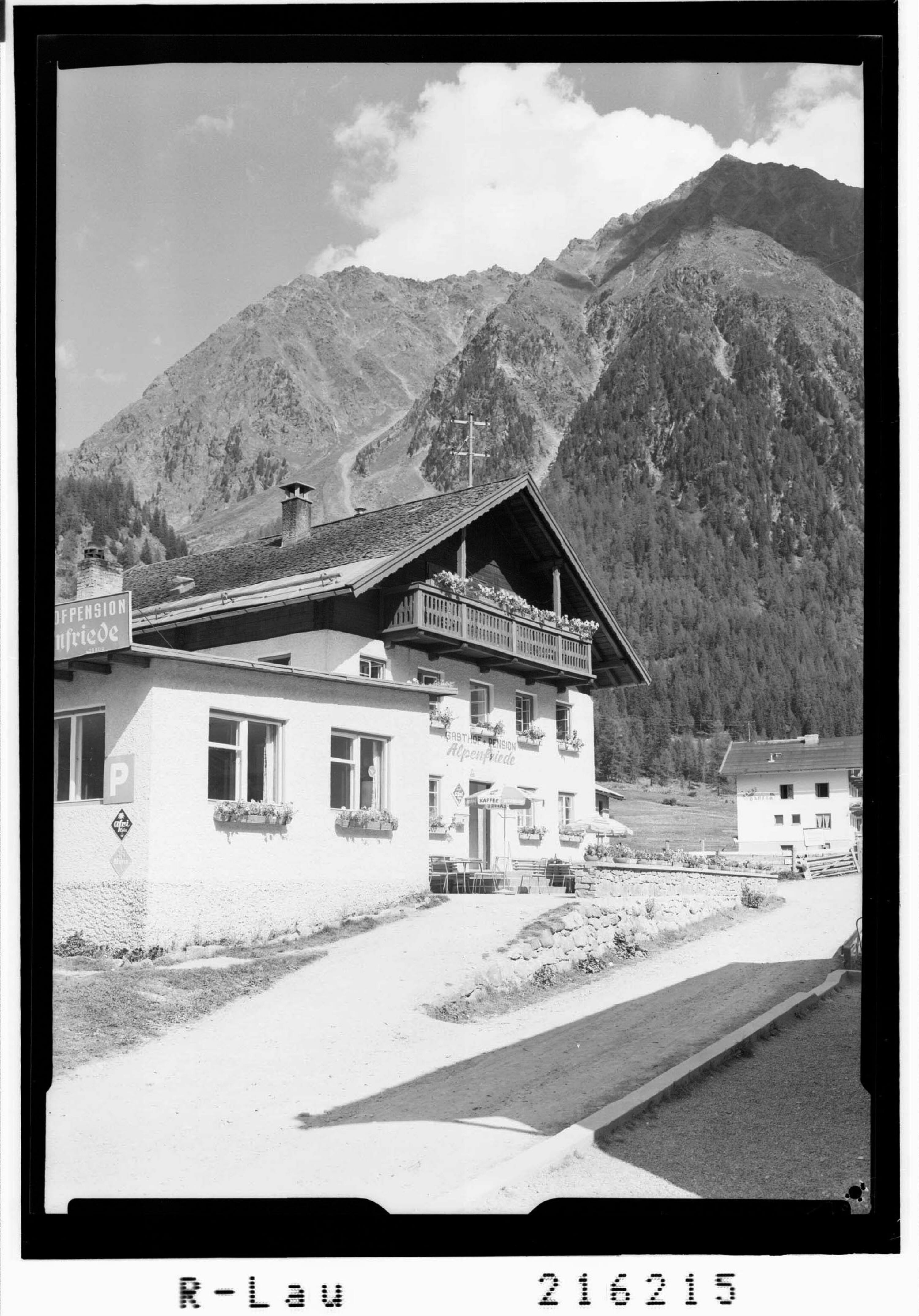 [Gasthof Pension Alpenfriede in Gries im Sulztal bei Längenfeld im Ötztal gegen Gänsekragen / Tirol]></div>


    <hr>
    <div class=