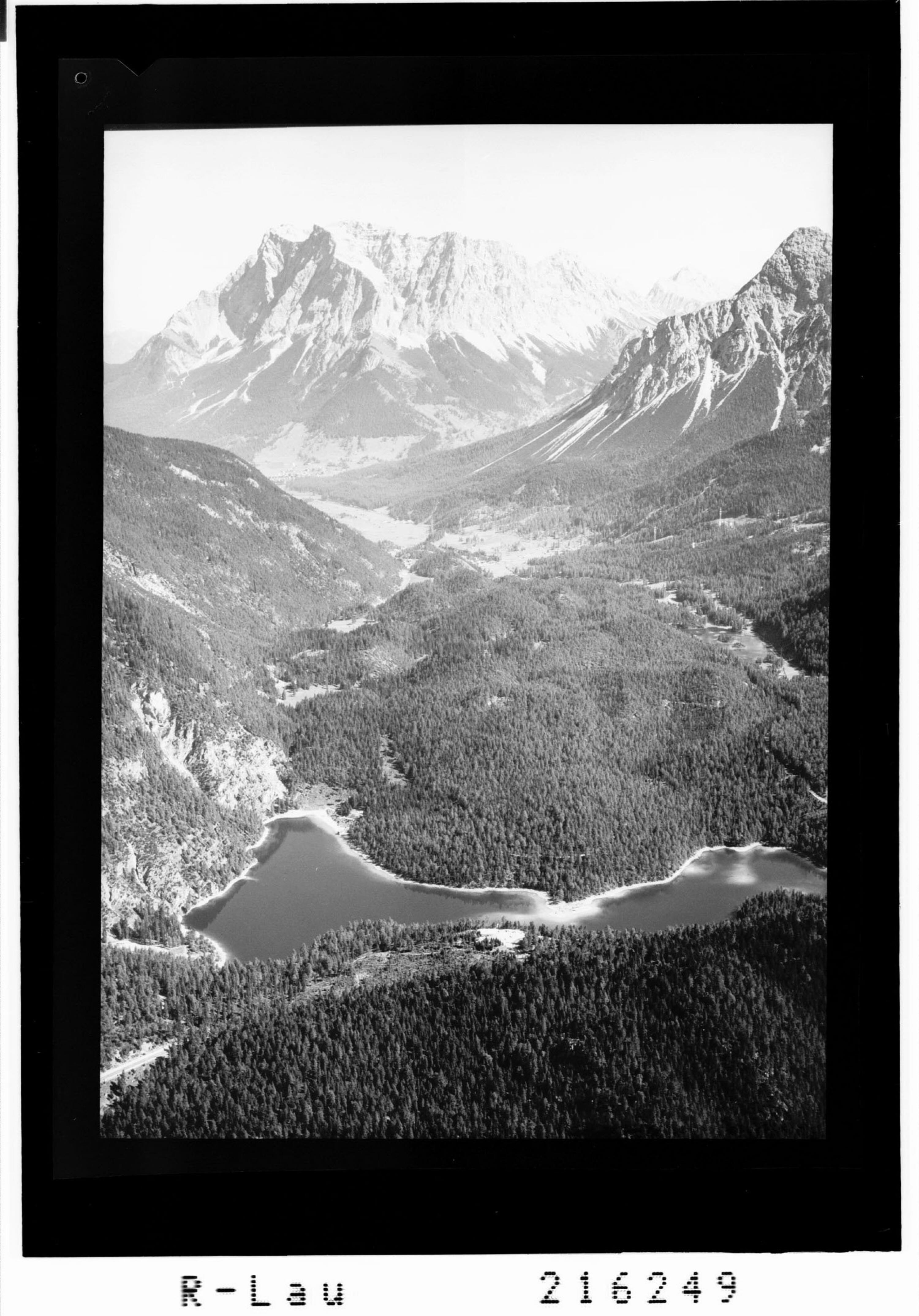 [Fernpassgebiet gegen Wetterstein Gebirge mit Zugspitze und Hochwanner]></div>


    <hr>
    <div class=