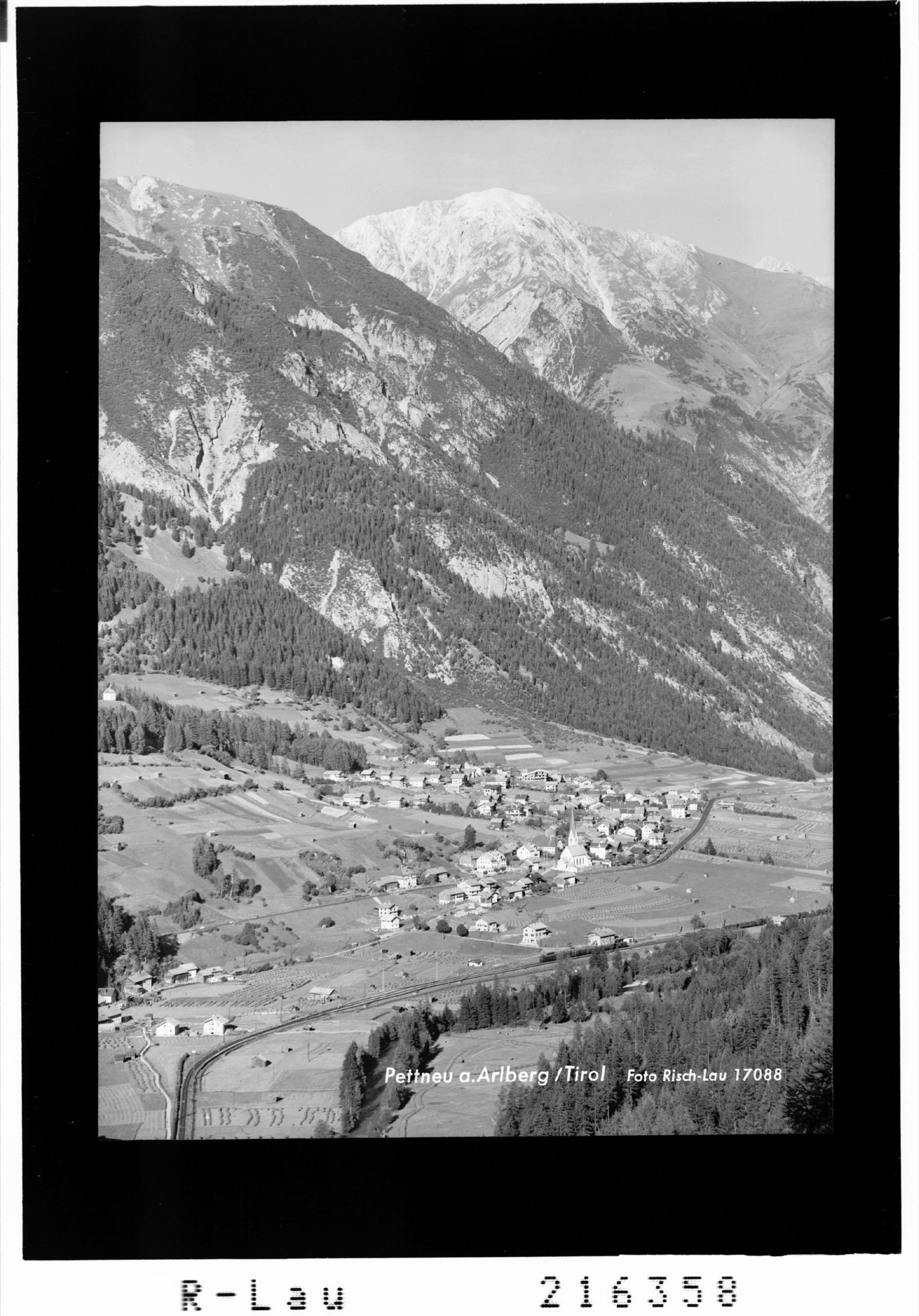 Pettneu am Arlberg / Tirol></div>


    <hr>
    <div class=