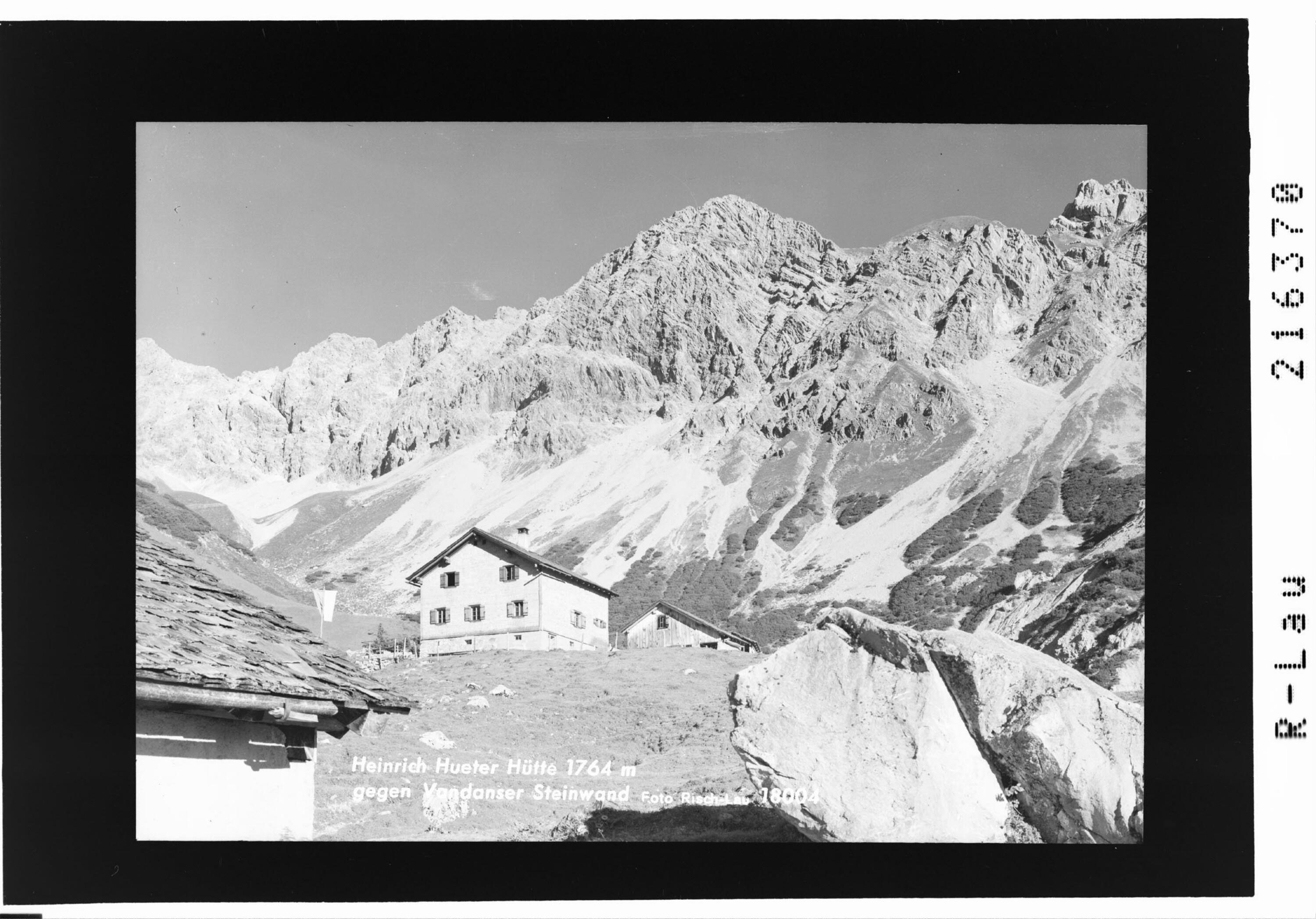 Heinrich Hueter Hütte 1764 m gegen Vandanser Steinwand></div>


    <hr>
    <div class=