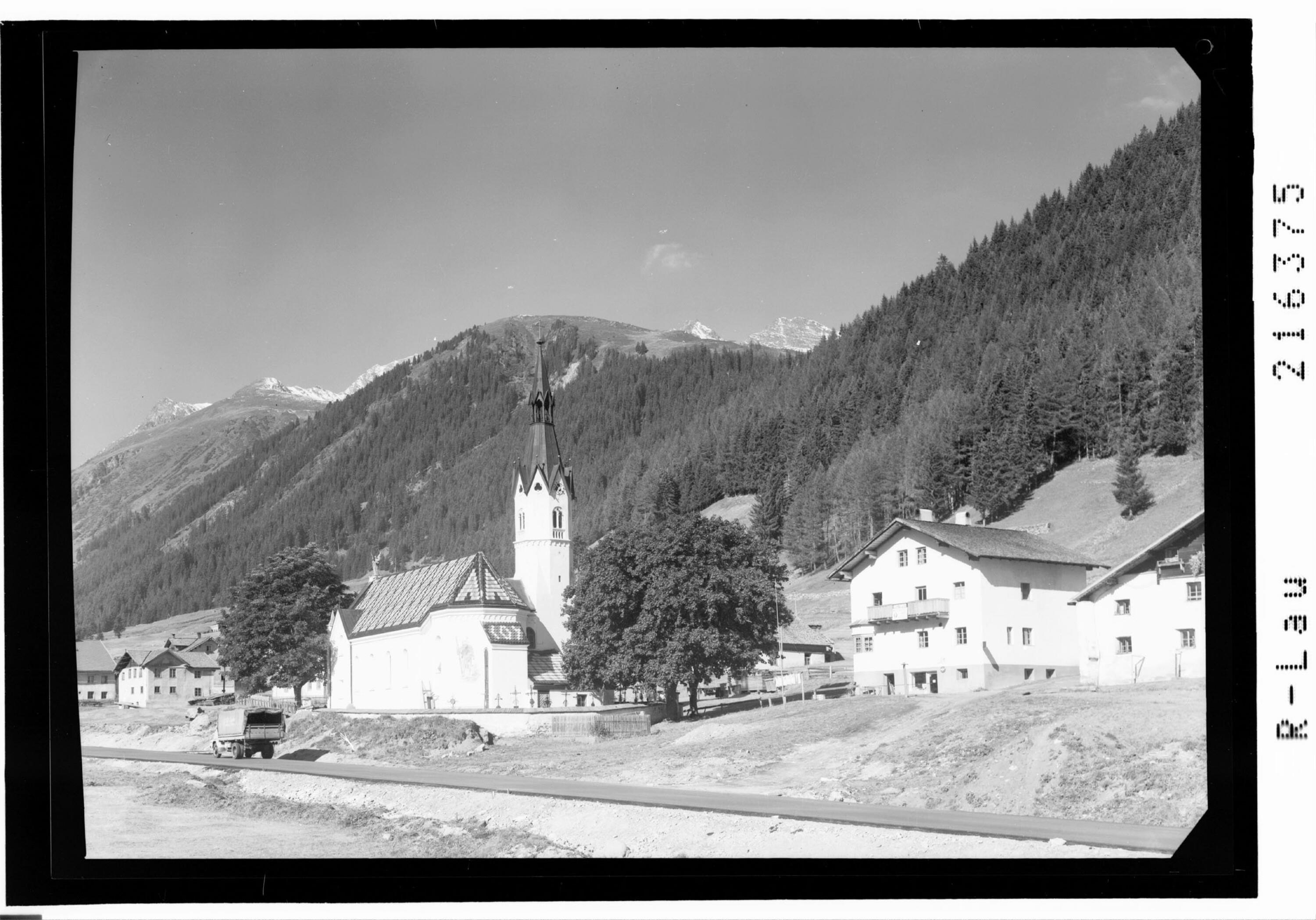 [Pfarrkirche und Gasthaus Mathonerhof in Mathon im Paznaun / Tirol]></div>


    <hr>
    <div class=