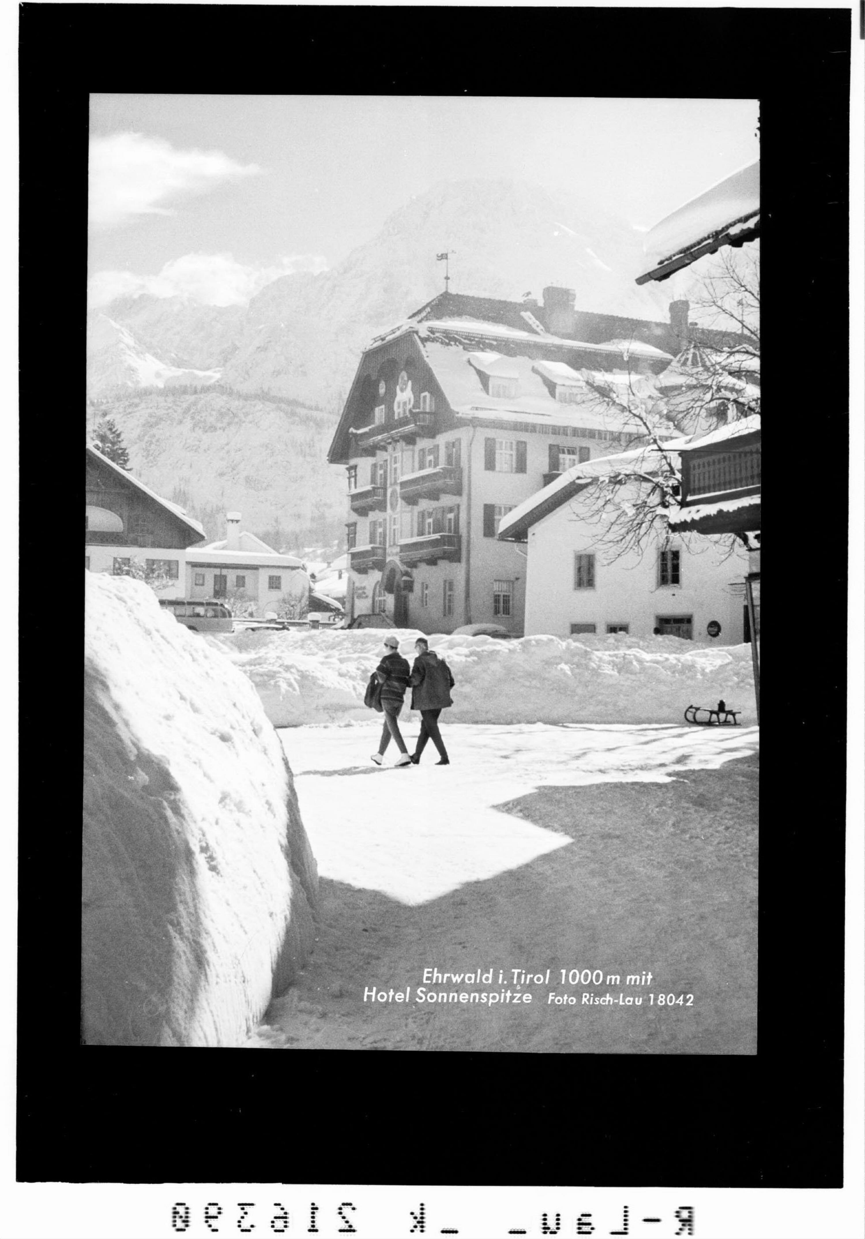 Ehrwald in Tirol 1000 m mit Hotel Sonnenspitze></div>


    <hr>
    <div class=