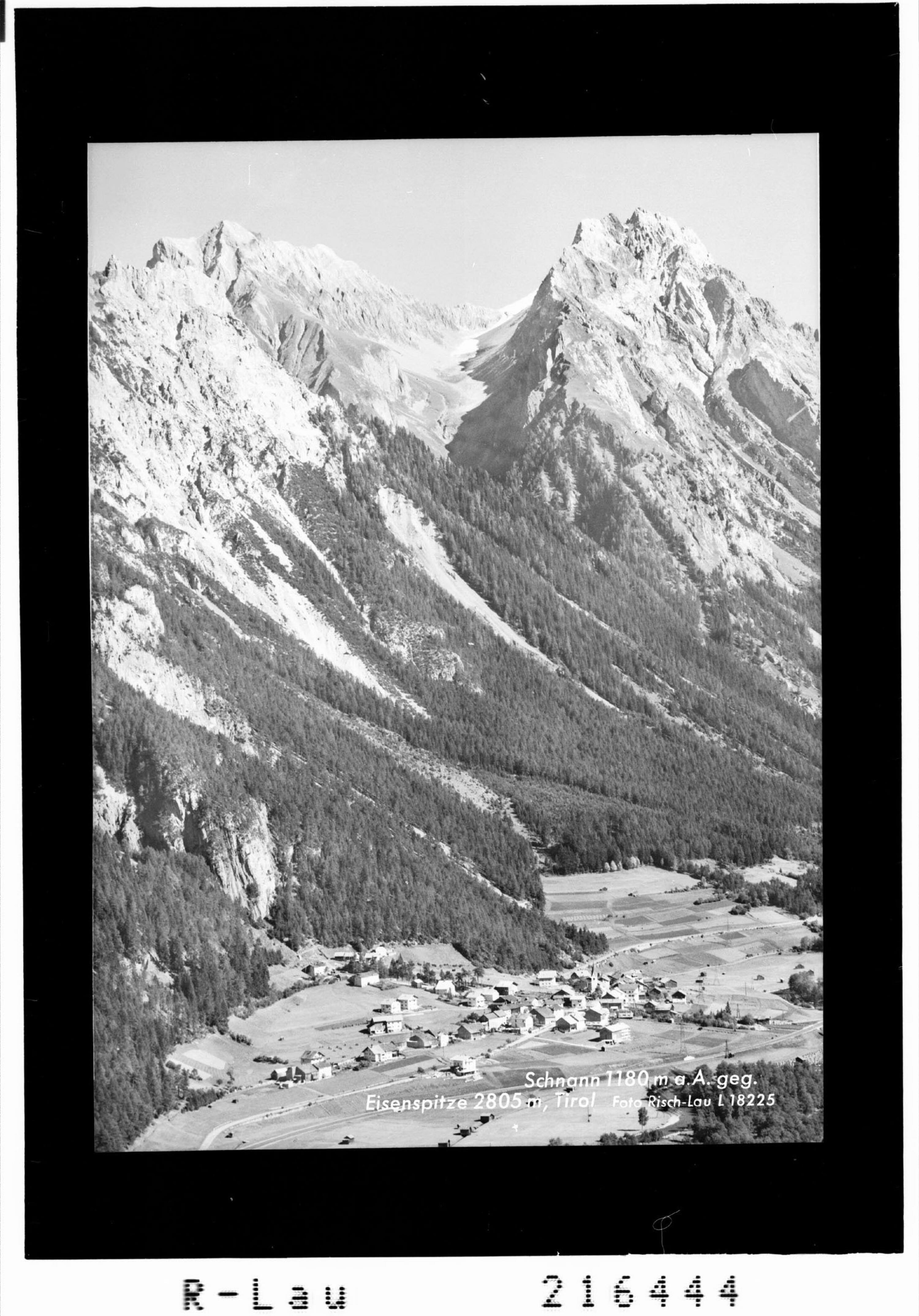 Schnann 1180 m gegen Eisenspitze 2805 m, Tirol></div>


    <hr>
    <div class=