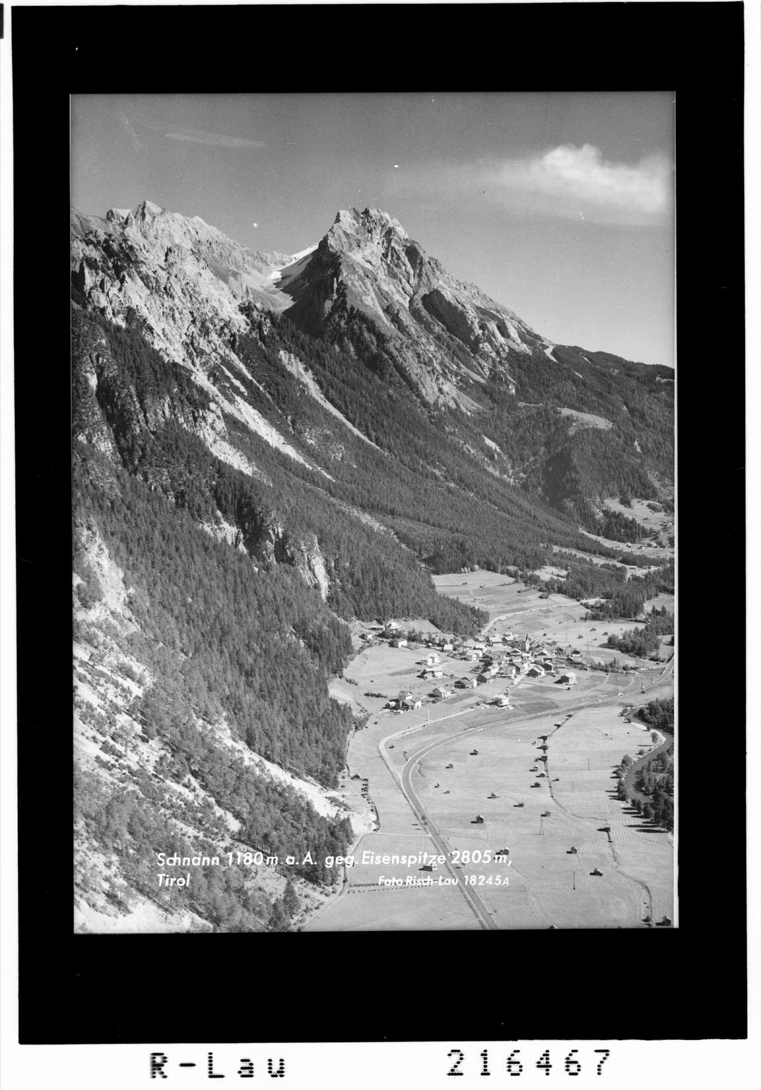 Schnann 1180 m gegen Eisenspitze 2805 m, Tirol></div>


    <hr>
    <div class=