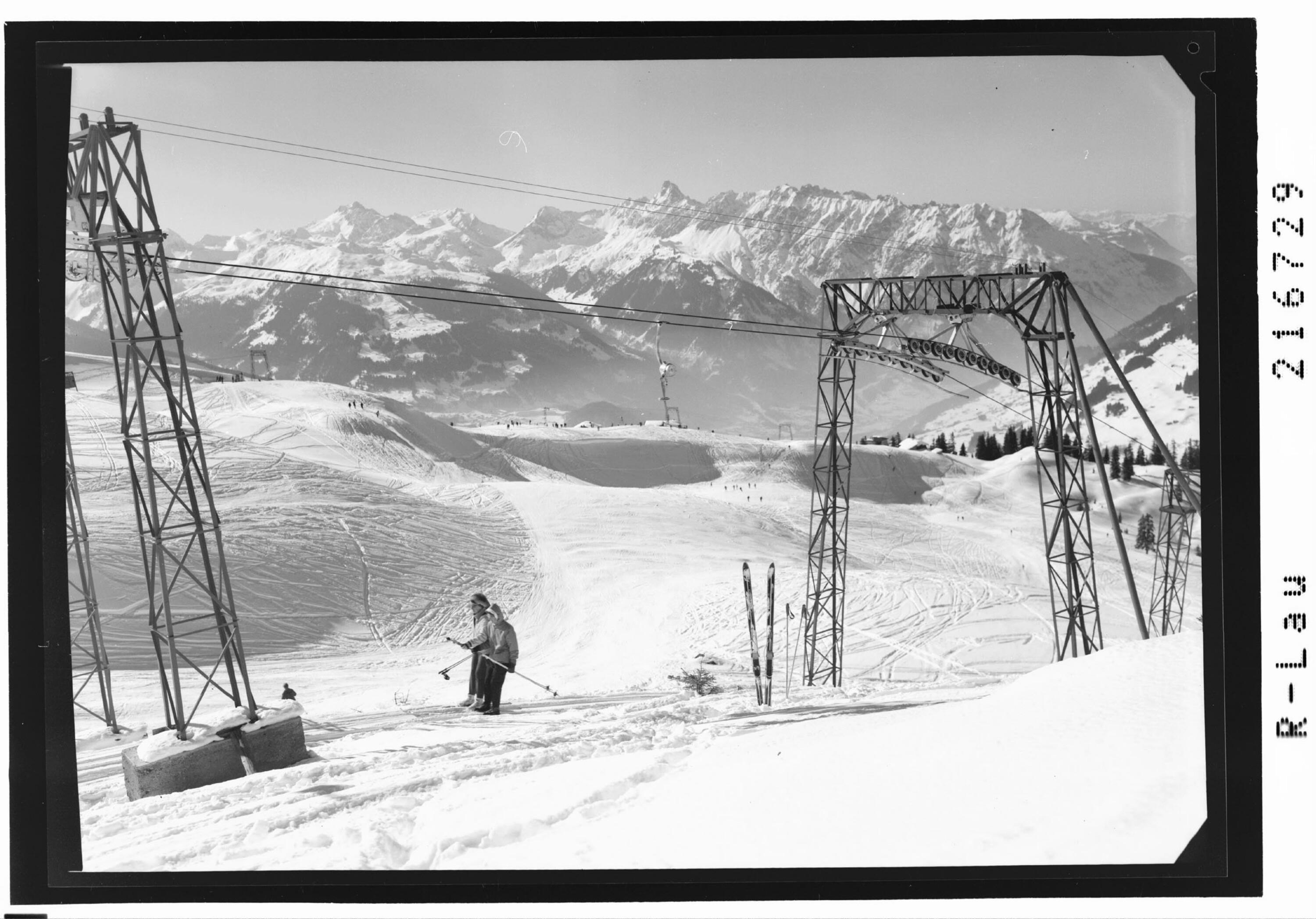 [Schlepplift auf der Kapellalpe ob Schruns im Montafon gegen Scesaplana und Zimba]></div>


    <hr>
    <div class=