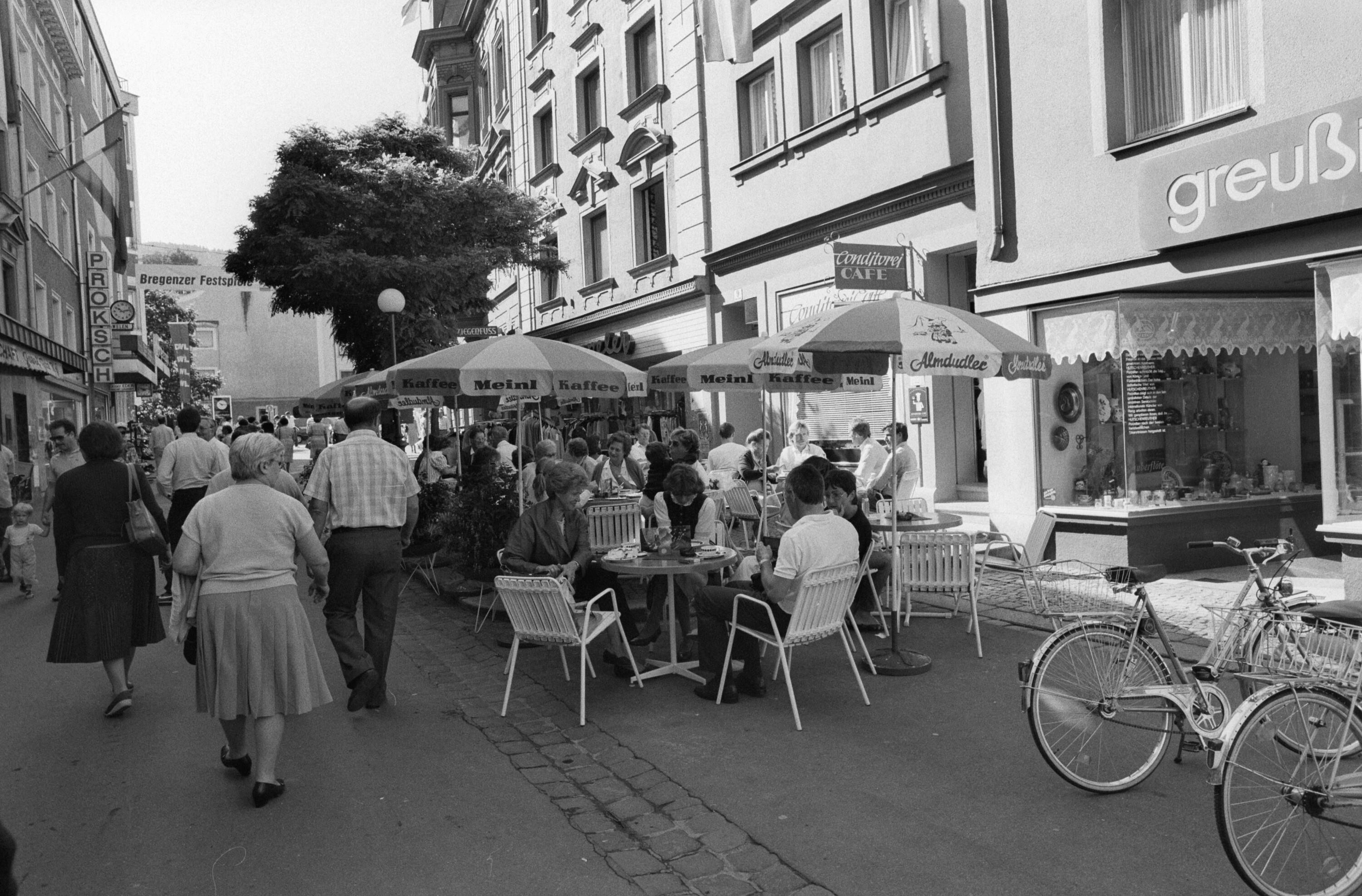 [Bregenz, Straßenmusiker in der Kaiserstraße]></div>


    <hr>
    <div class=