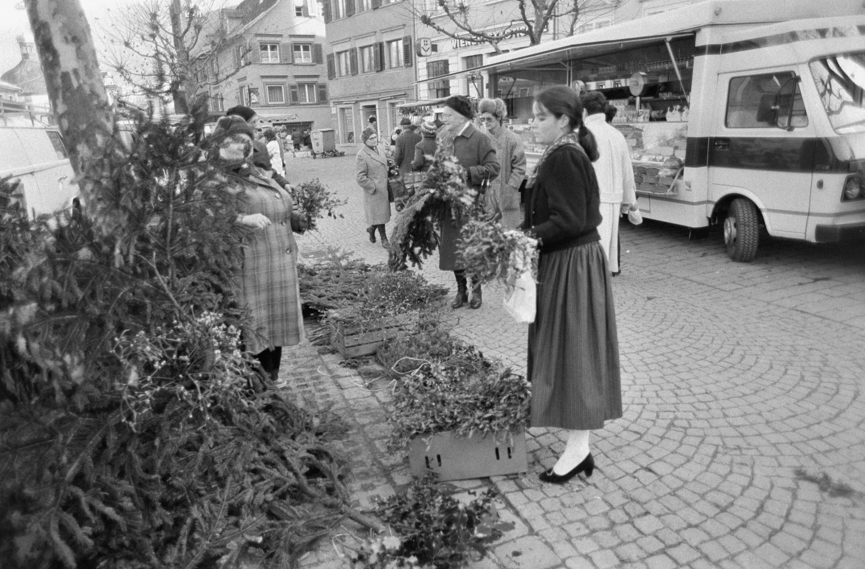 [Bregenzer Markt im Dezember 1985]></div>


    <hr>
    <div class=