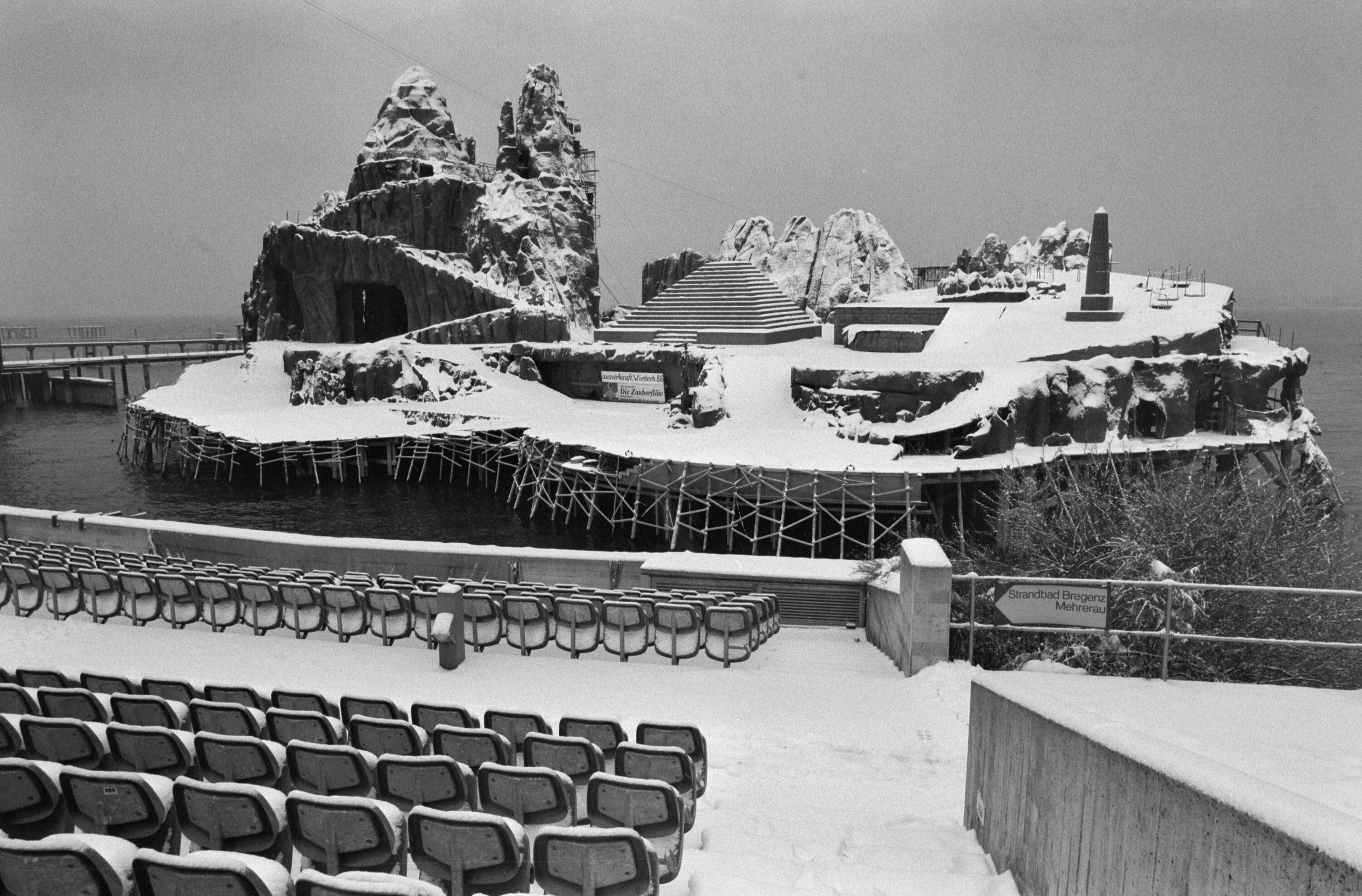 [Seebühne der Bregenzer Festspiele im Winter 1985]></div>


    <hr>
    <div class=