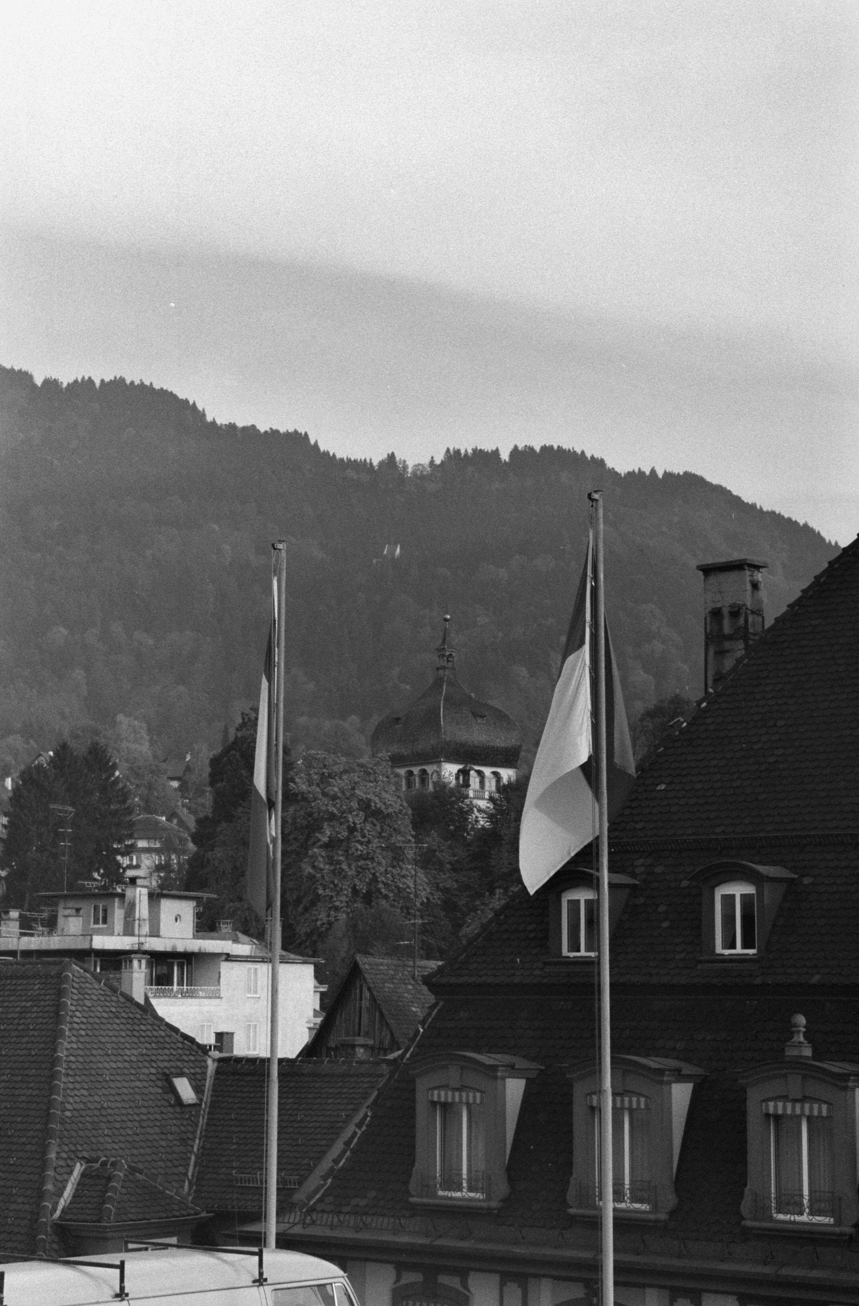 [Bregenz, Fahnen mit dem Martinsturm im Hintergrund]></div>


    <hr>
    <div class=