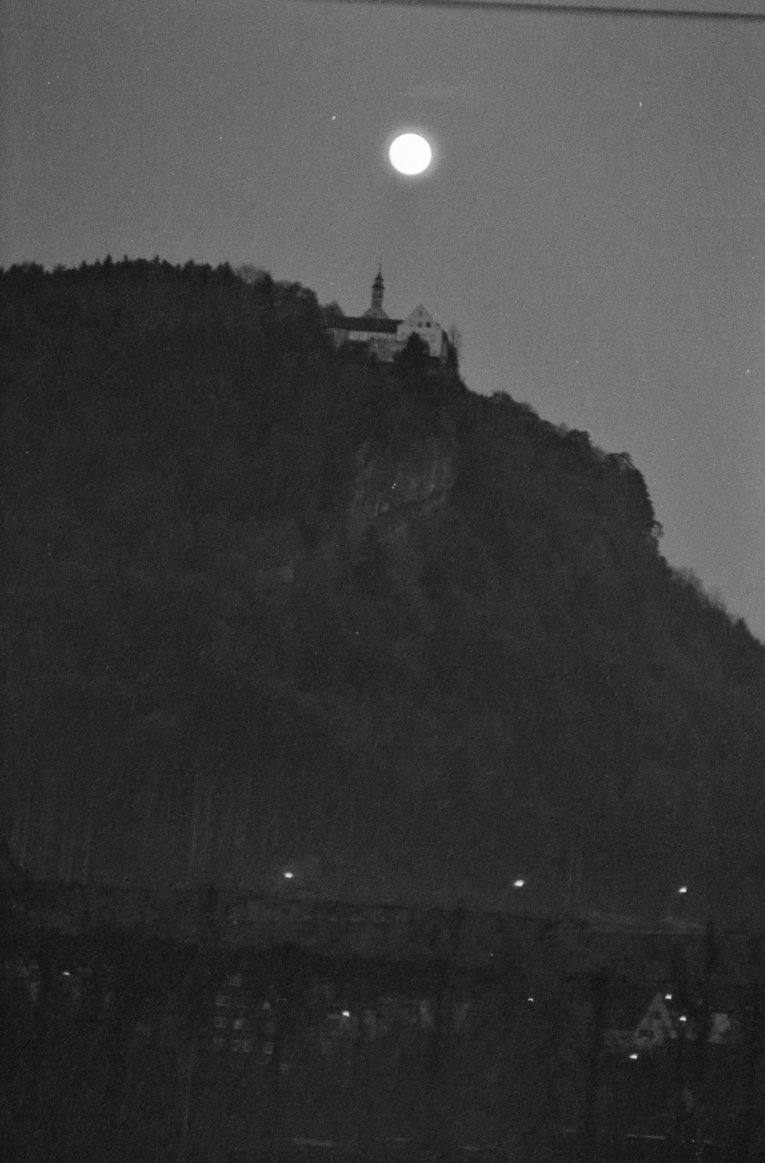 [Gebhardsberg bei Nacht]></div>


    <hr>
    <div class=