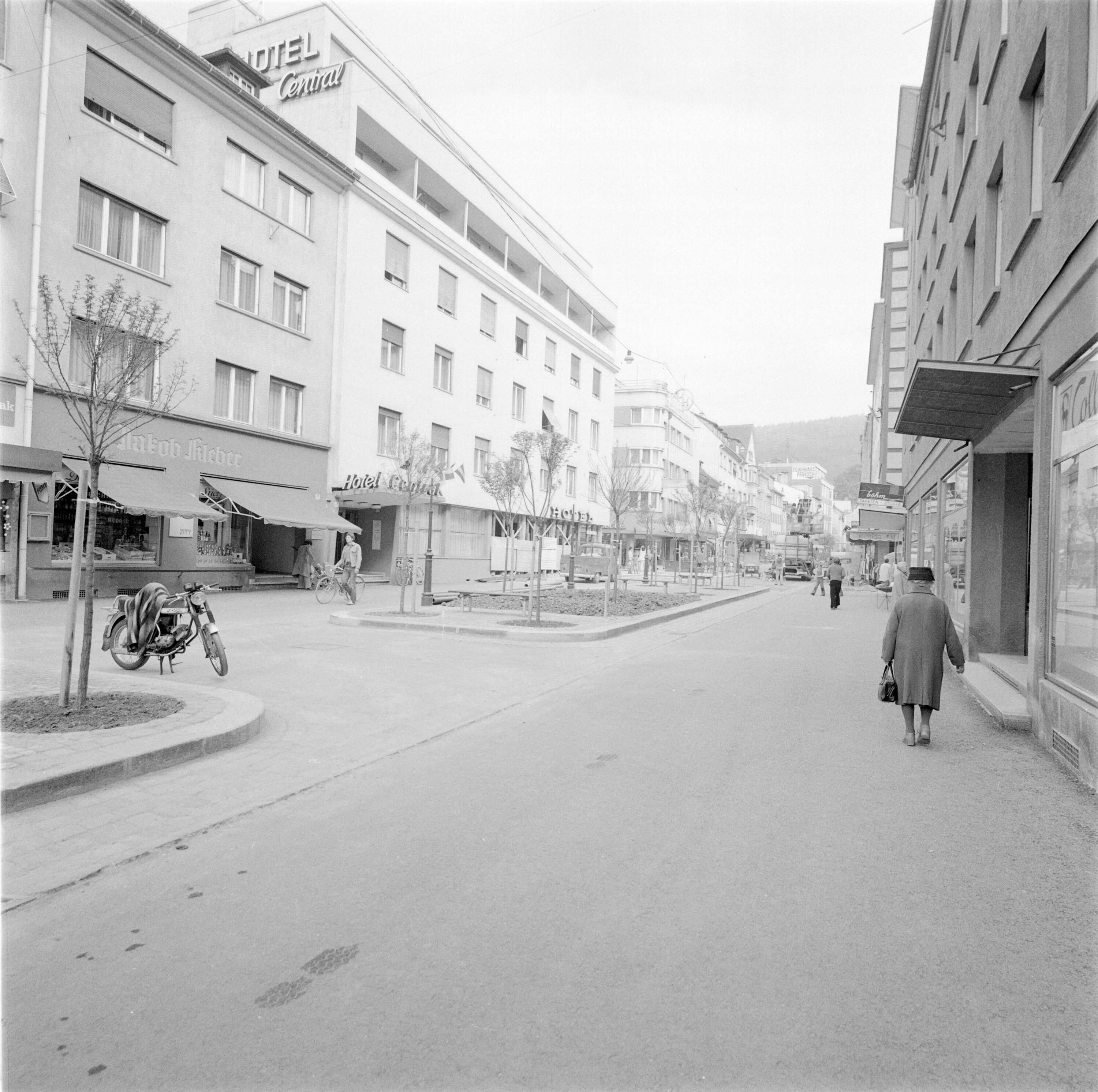 [Bregenz, Kaiserstraße im Mai 1977]></div>


    <hr>
    <div class=