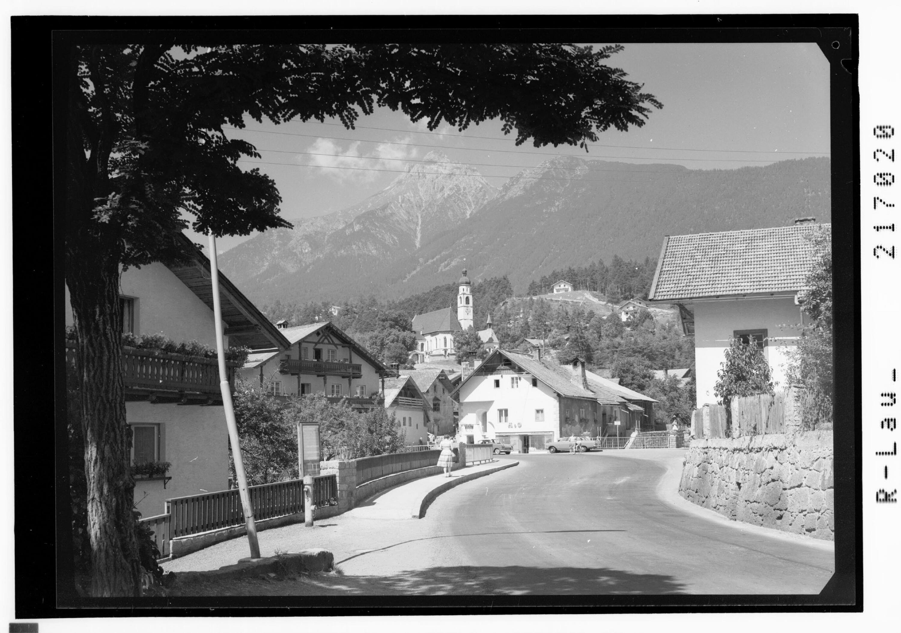 Tarrenz 838 m, Dorfplatz gegen Platteinspitze 2639 m, Oberinntal / Tirol></div>


    <hr>
    <div class=