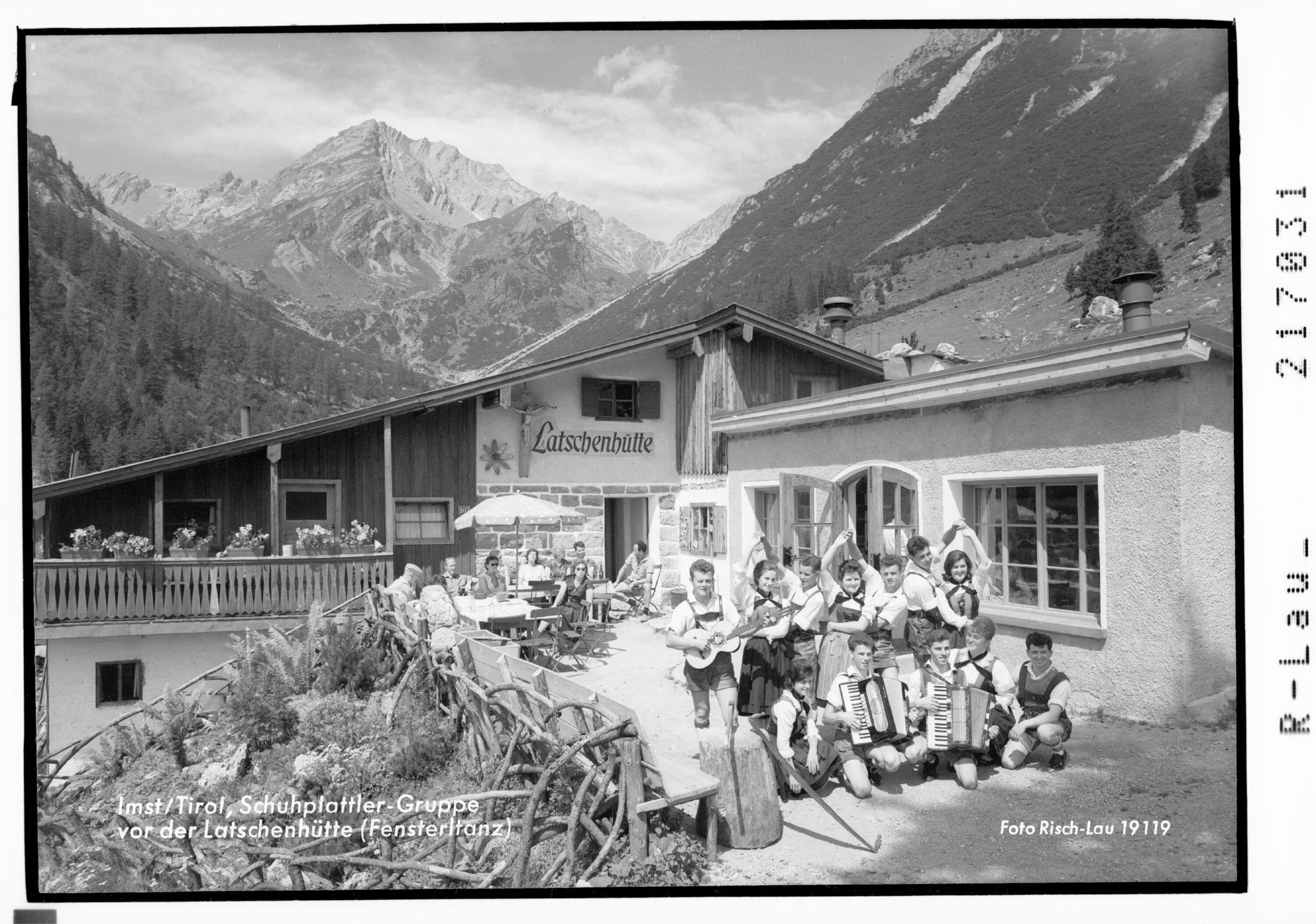 Imst / Tirol, Schuhplattler - Gruppe vor der Latschenhütte></div>


    <hr>
    <div class=