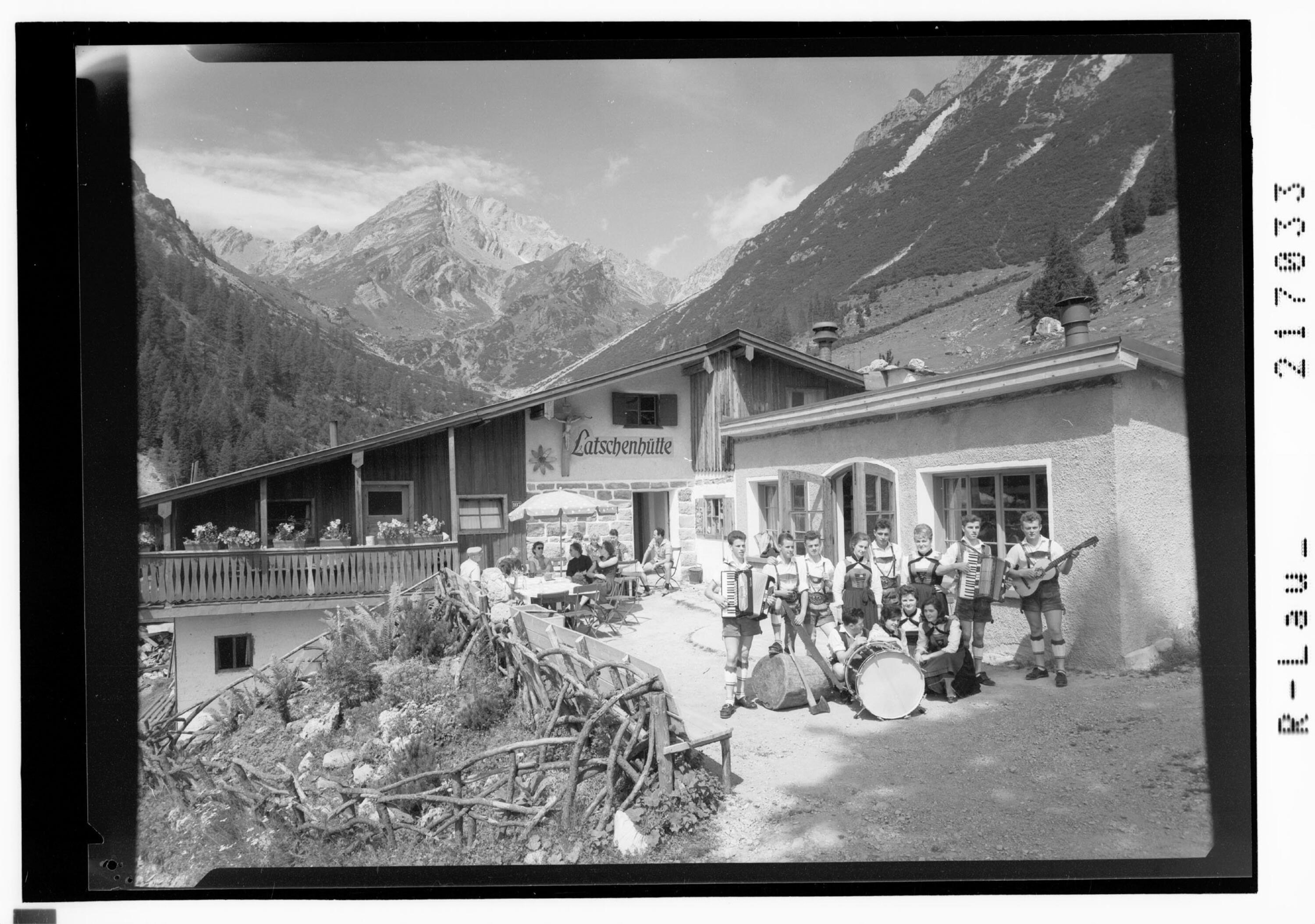 [Schuhplattlergruppe vor der Latschenhütte im Malchbachtal bei Imst in Tirol mit Blick zum Muttekopf]></div>


    <hr>
    <div class=