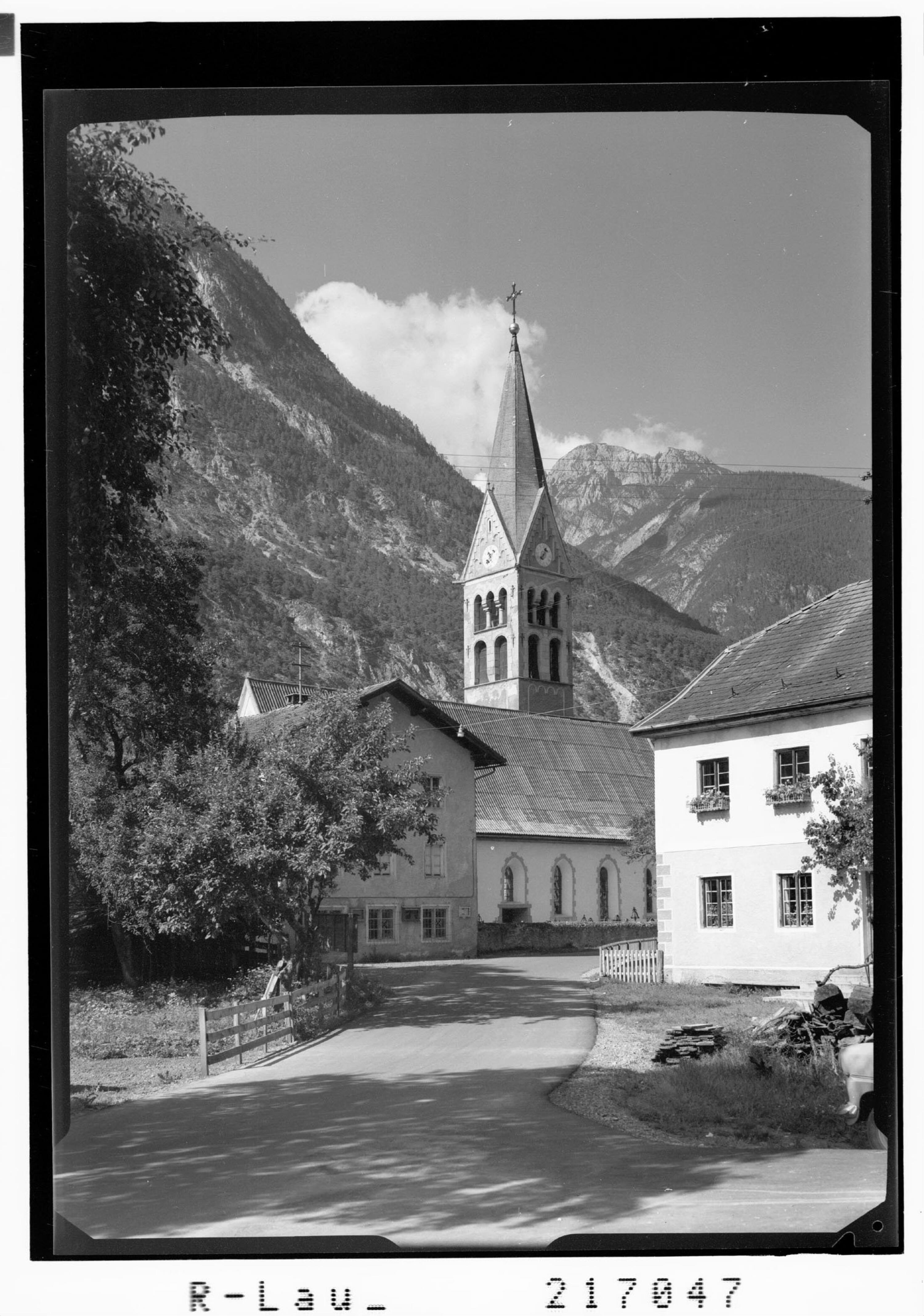 [Pfarrkirche in Schönwies im Inntal gegen Laggersberg / Tirol]></div>


    <hr>
    <div class=