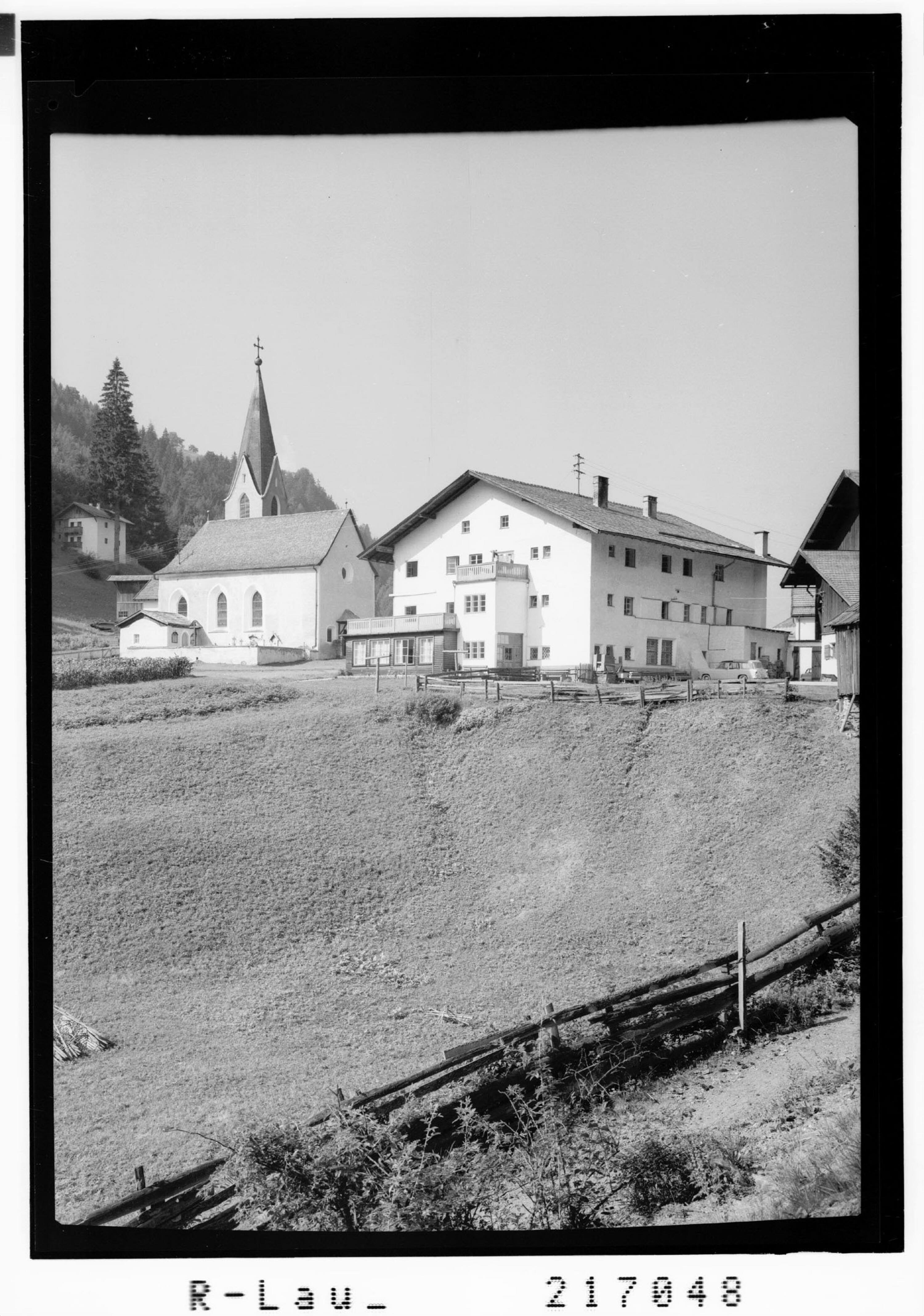 [Kirche und Gasthof Kronburg in Kronburg bei Zams / Tirol]></div>


    <hr>
    <div class=