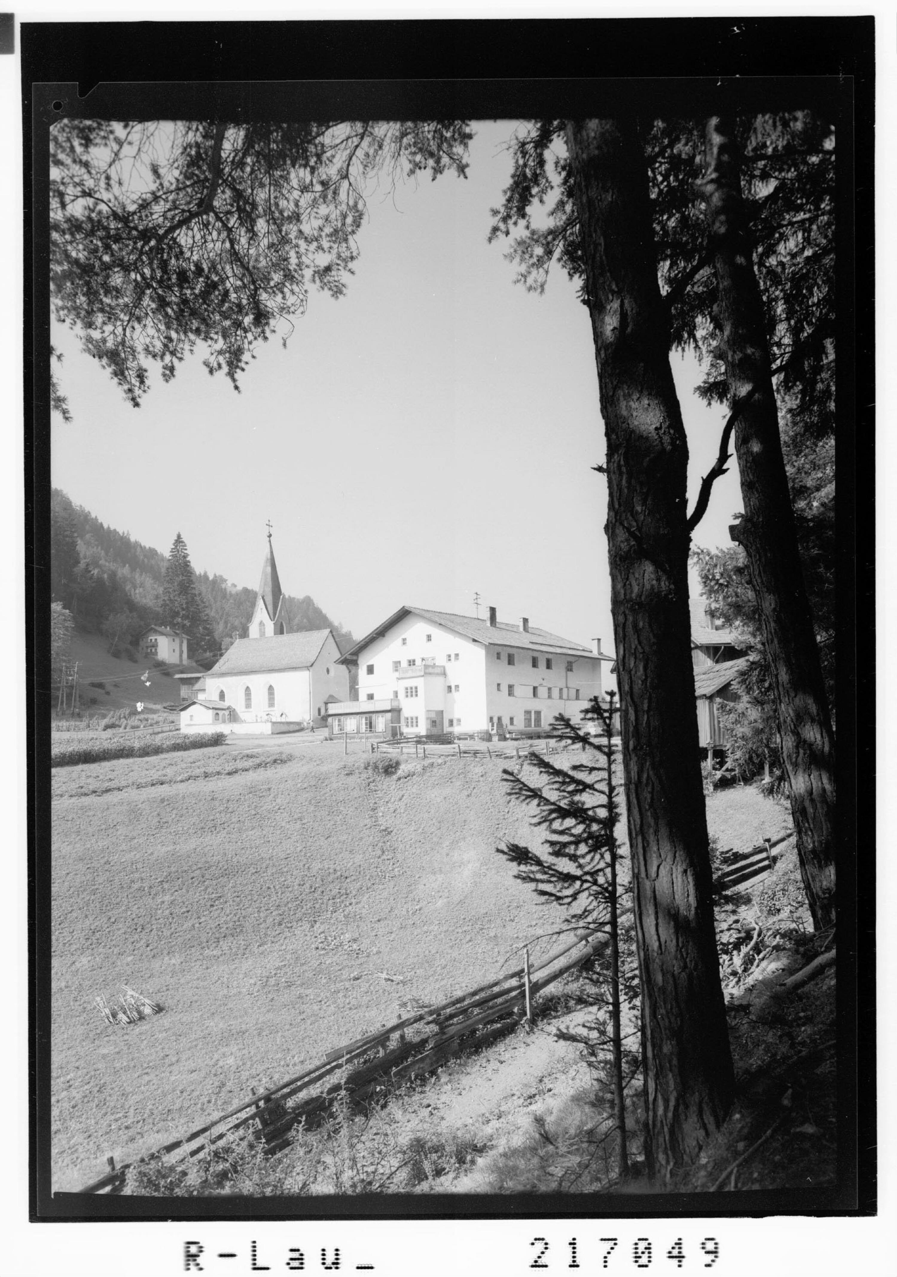 [Kirche und Gasthof Kronburg in Kronburg bei Zams / Tirol]></div>


    <hr>
    <div class=