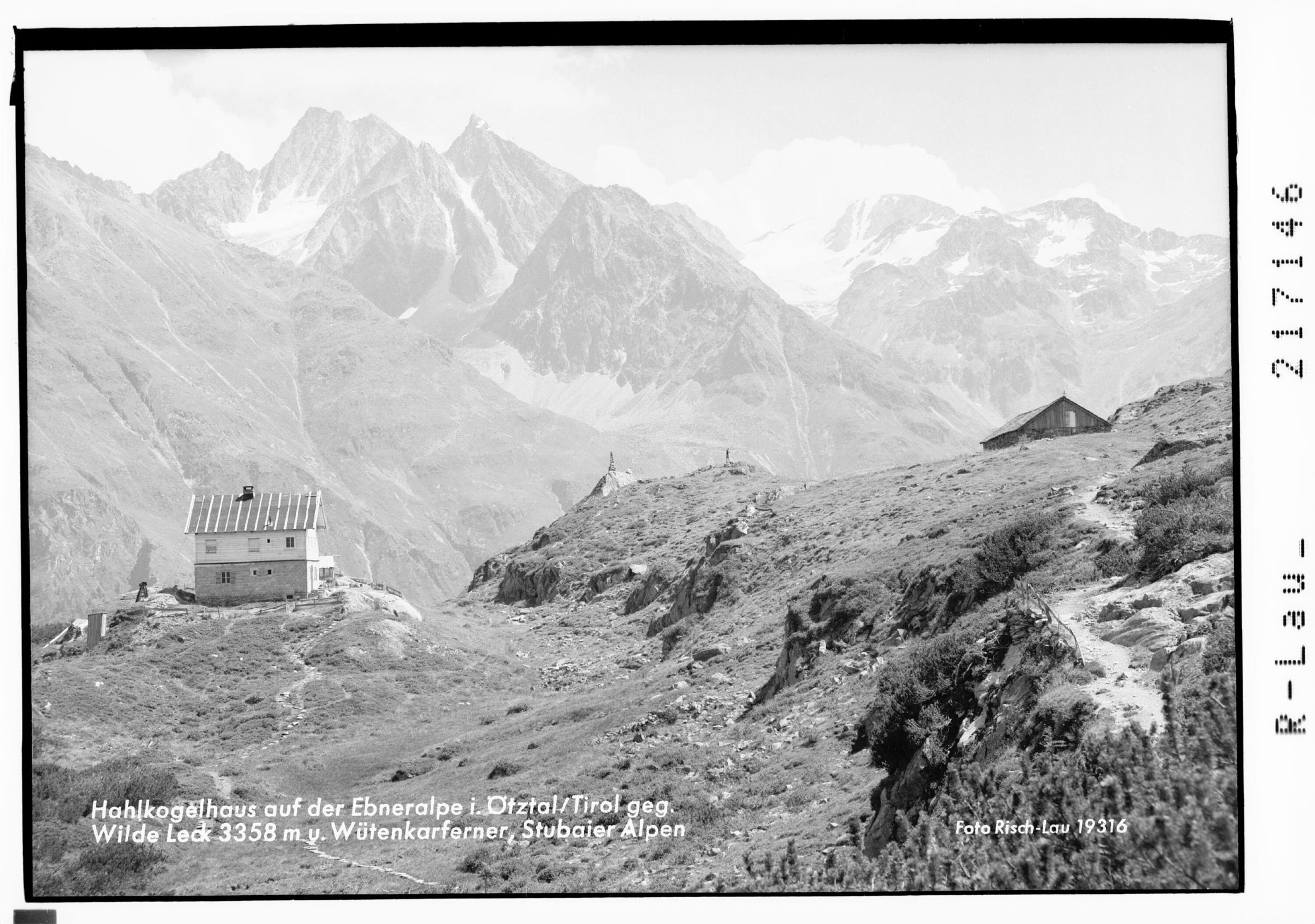 Hahlkogelhaus auf der Ebneralpe im Ötztal / Tirol gegen Wilde Leck 3358 m und Wütenkarferner, Stubaier Alpen></div>


    <hr>
    <div class=