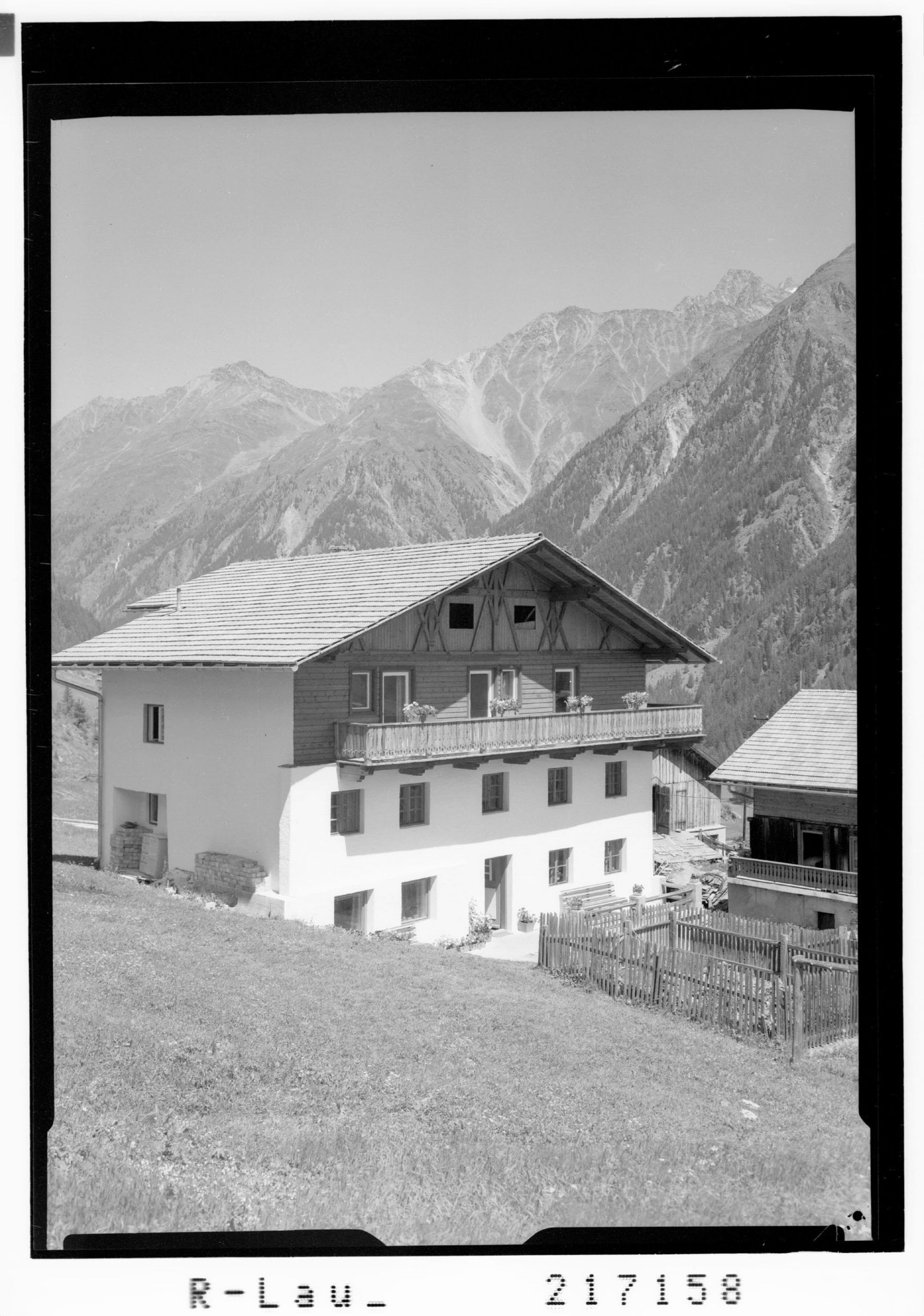 [Gästehaus Kneissl in Sölden im Ötztal gegen Murkarspitze und Wilde Leck / Tirol]></div>


    <hr>
    <div class=