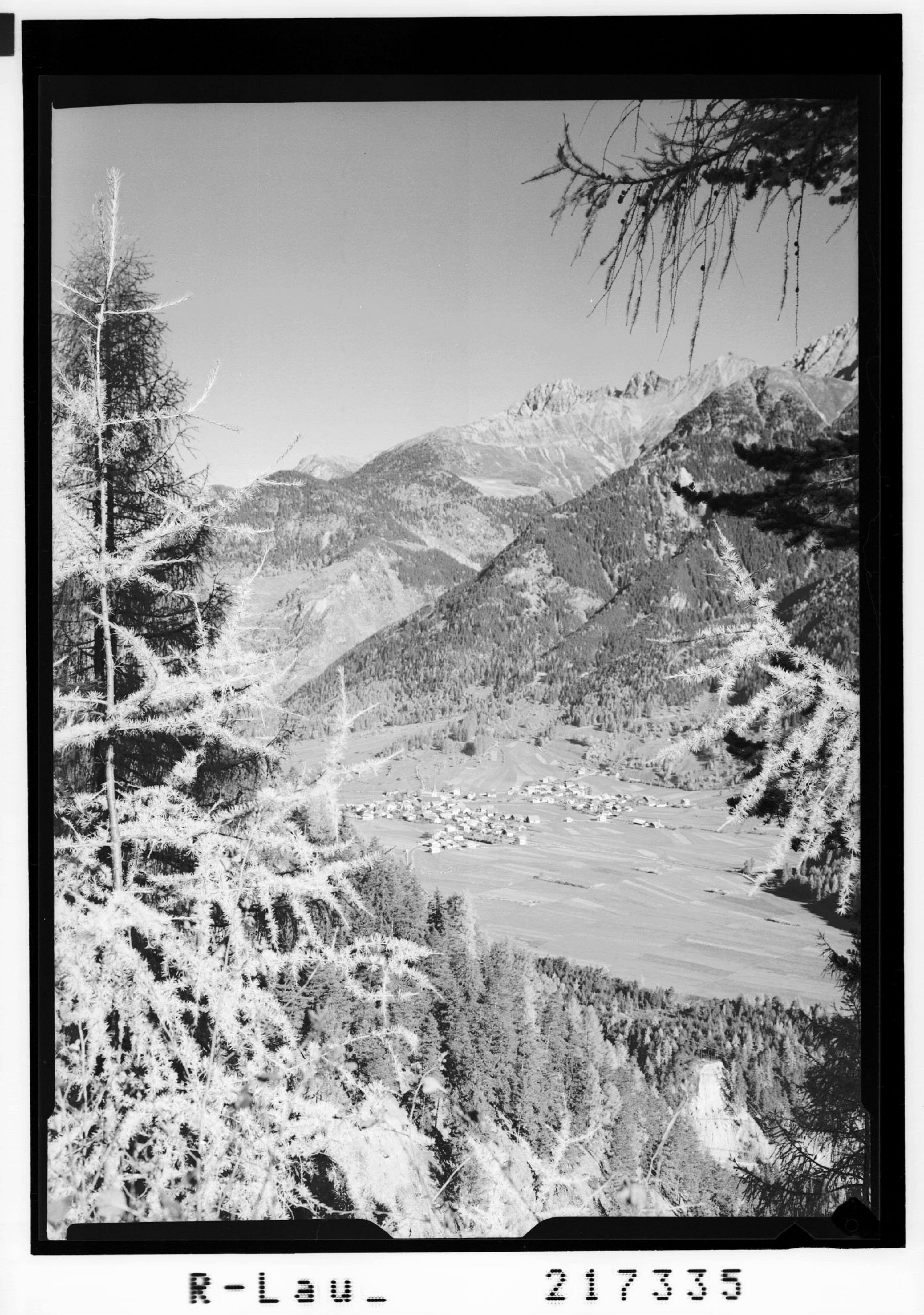 [Blick auf Umhausen im Ötztal mit Acherkogel und Hochbrunnachkogel / Tirol]></div>


    <hr>
    <div class=
