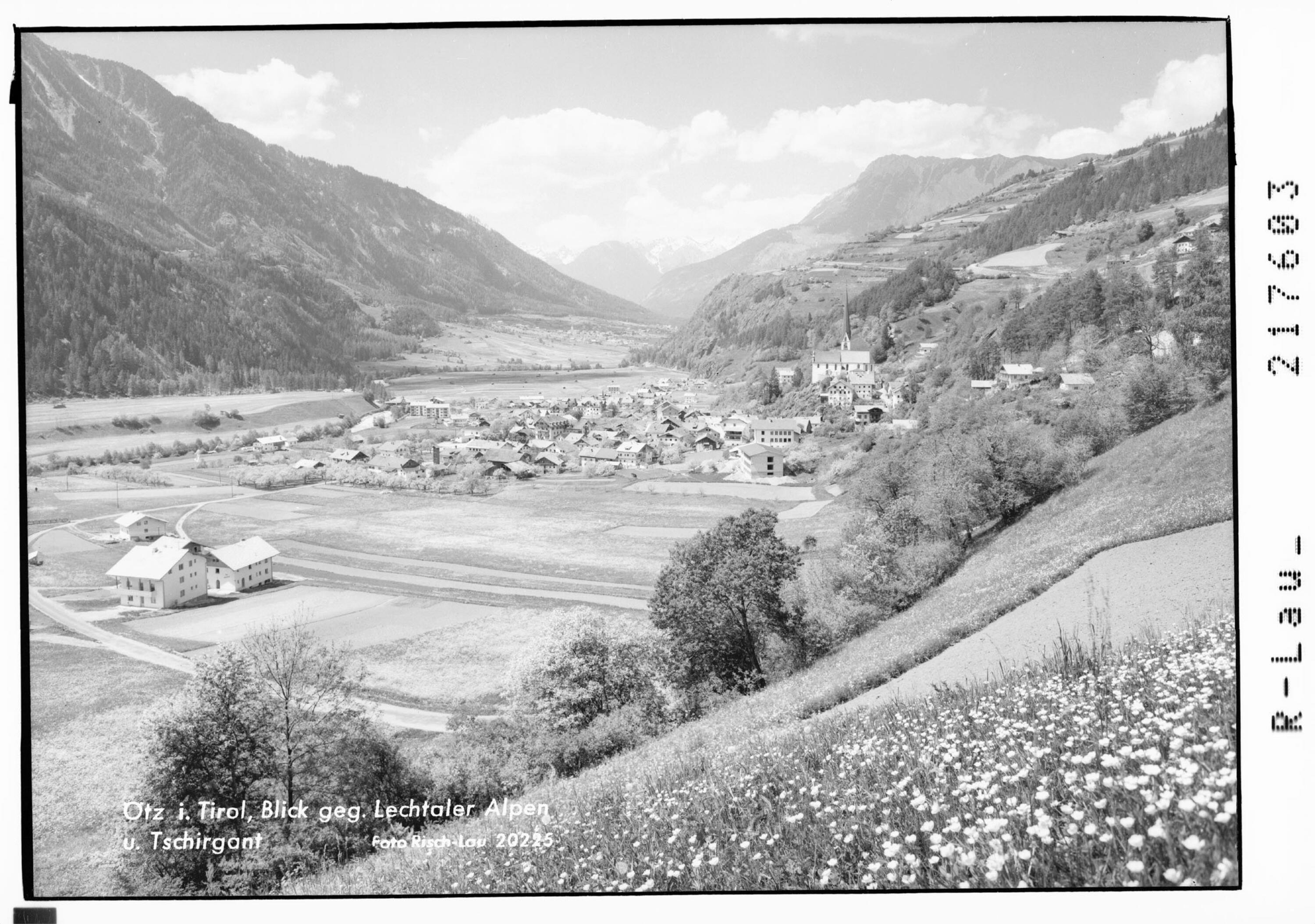 Ötz in Tirol / Blick gegen Lechtaler Alpen und Tschirgant></div>


    <hr>
    <div class=