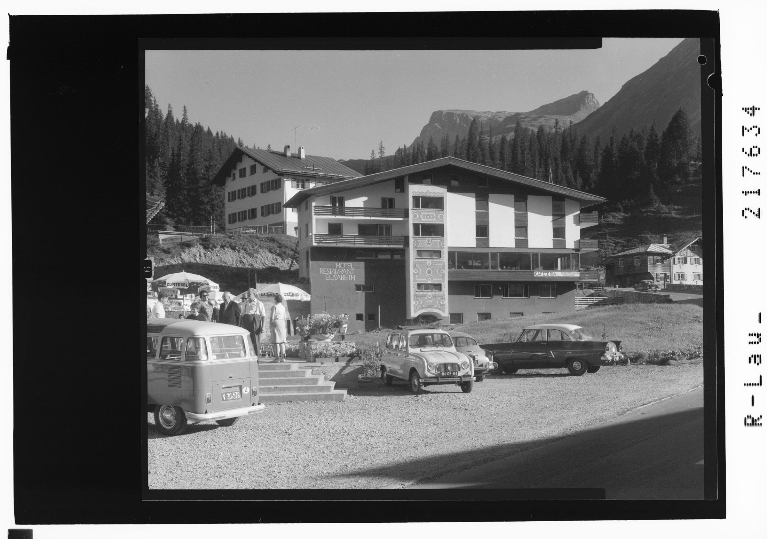 [Hotel Elisabeth in Lech am Arlberg mit Blick zur Hasenfluh]></div>


    <hr>
    <div class=