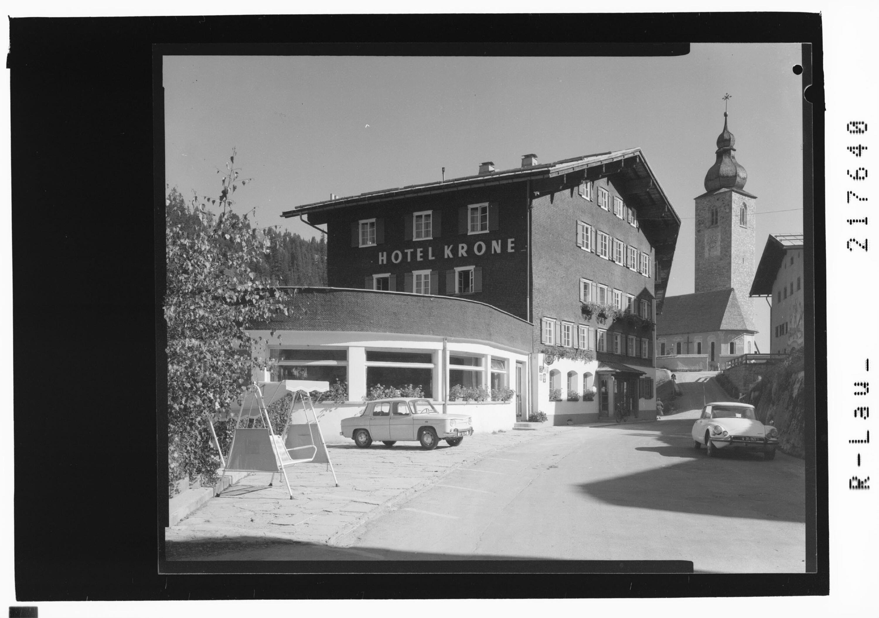 [Hotel Krone und Pfarrkirche in Lech am Arlberg]></div>


    <hr>
    <div class=