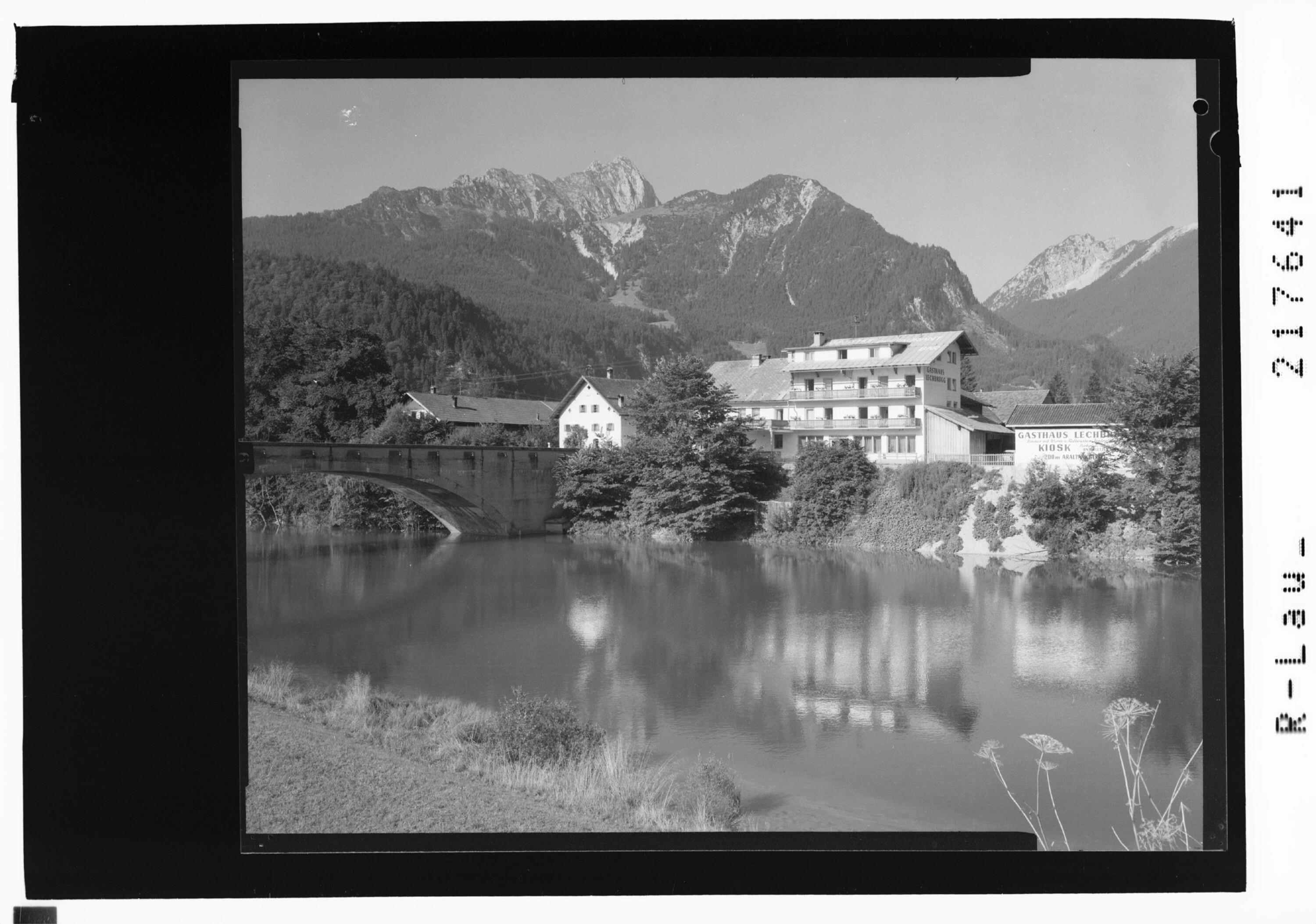 [Gasthaus Lechbrugg bei Pflach im Lechtal gegen Gehrenspitze Tirol]></div>


    <hr>
    <div class=
