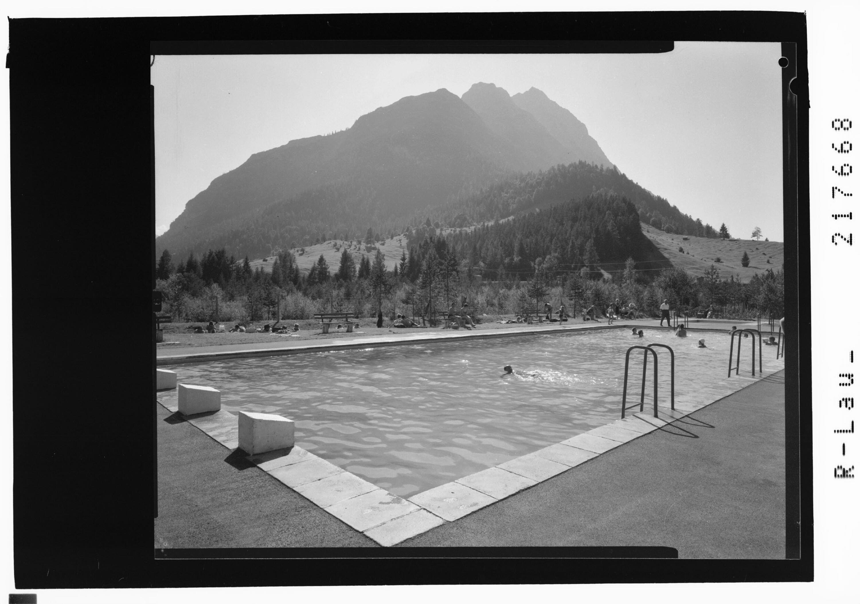 [Schwimmbad bei Vorderhornbach gegen Klimmspitze / Tirol]></div>


    <hr>
    <div class=