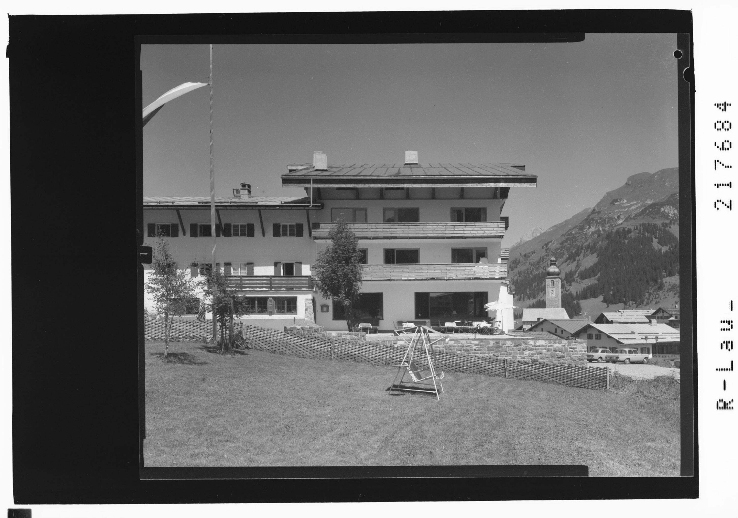 [Hotel Schneider in Lech am Arlberg gegen Wöster Horn]></div>


    <hr>
    <div class=